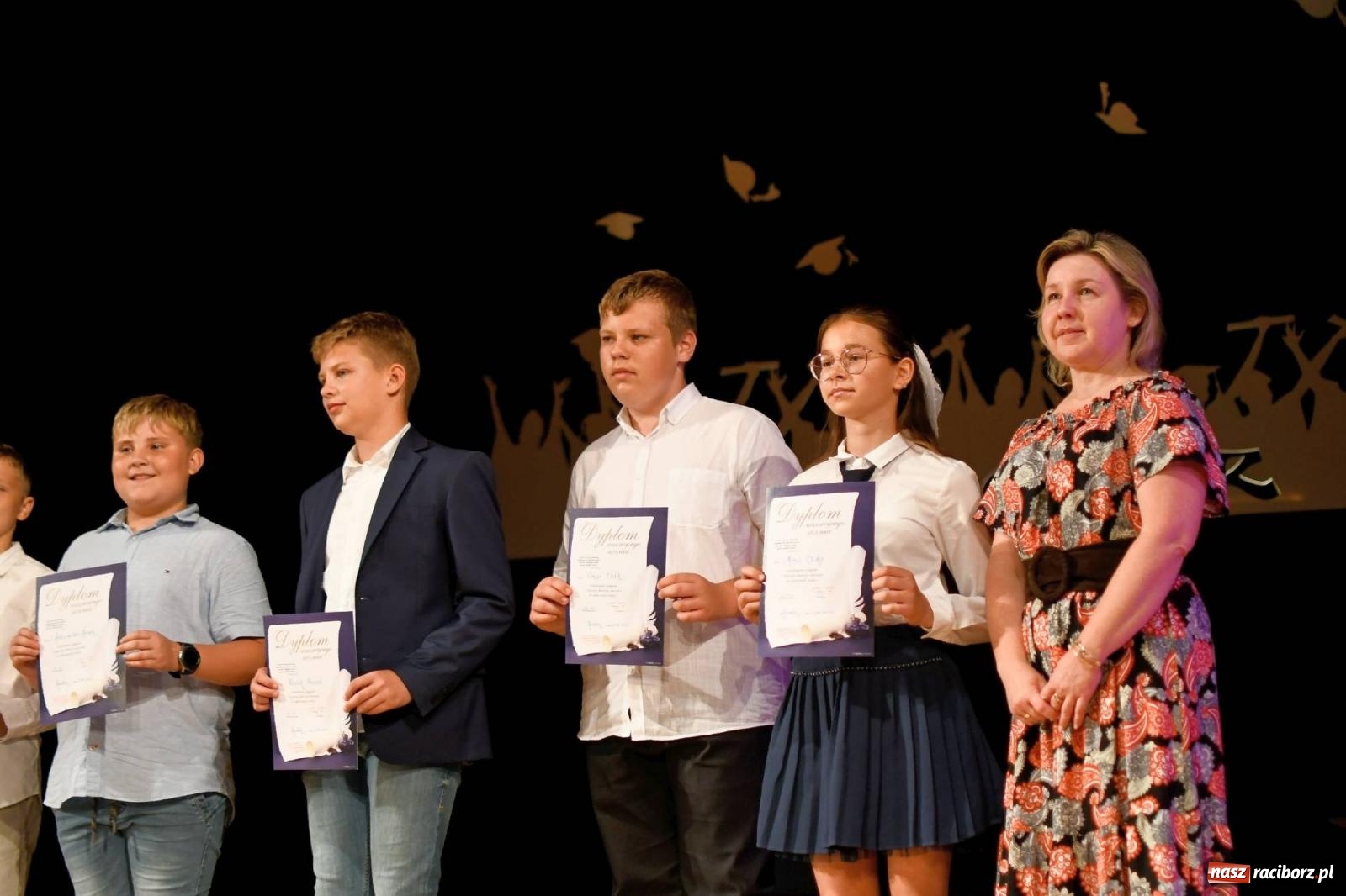 Zdjęcie w galerii na portalu naszraciborz.pl: Gala laureatów i absolwentów SP 1 [FOTO] wiadomości z regionu