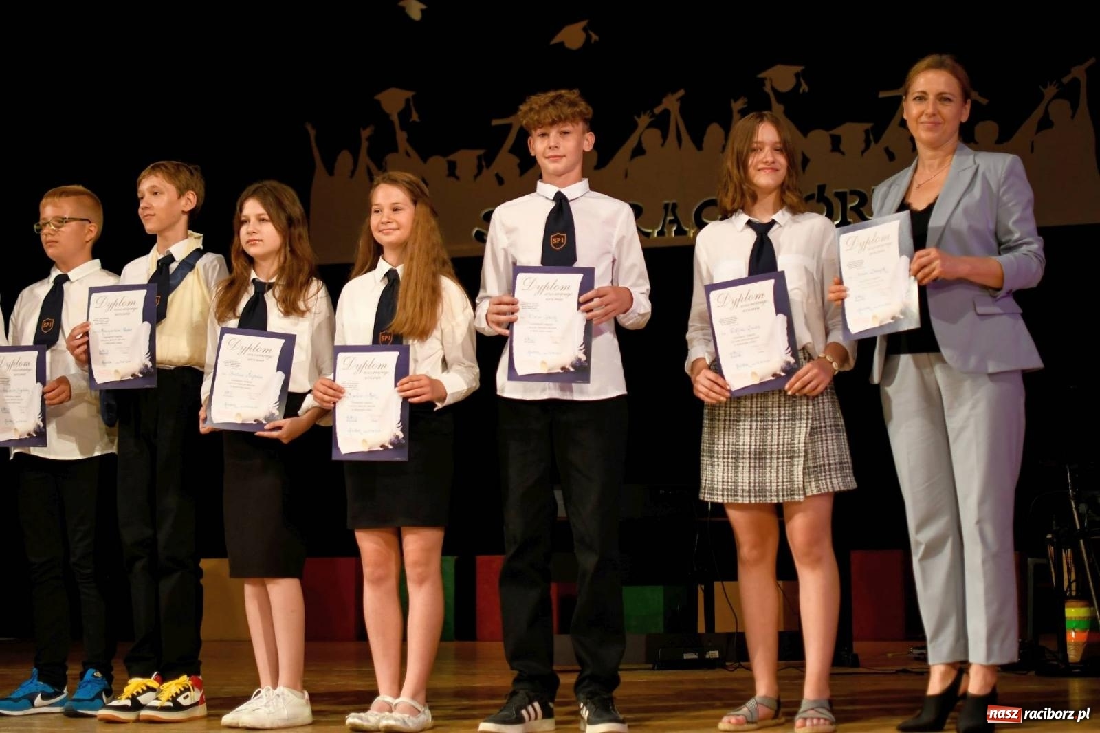 Zdjęcie w galerii na portalu naszraciborz.pl: Gala laureatów i absolwentów SP 1 [FOTO] wiadomości z regionu