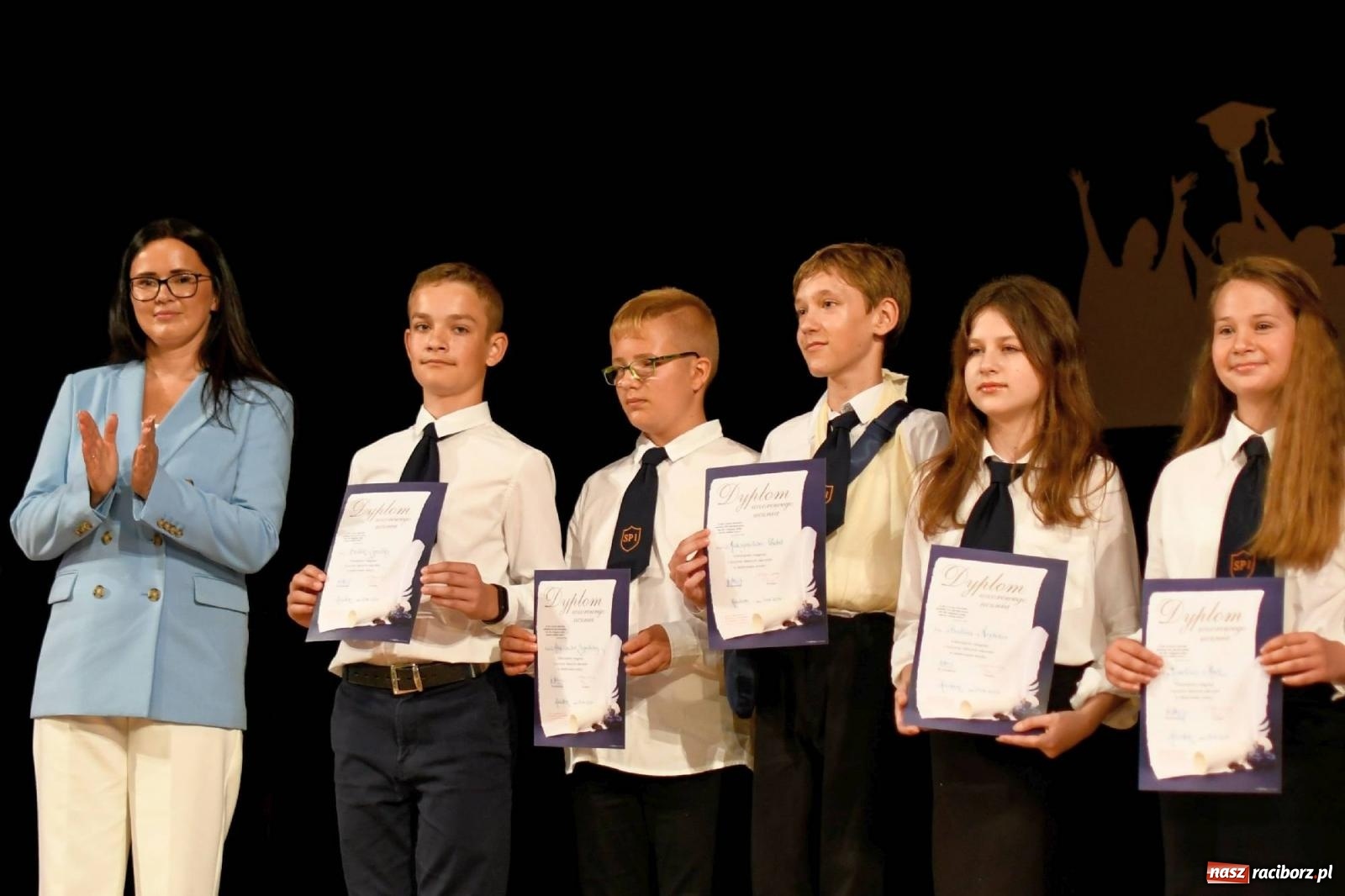 Zdjęcie w galerii na portalu naszraciborz.pl: Gala laureatów i absolwentów SP 1 [FOTO] wiadomości z regionu