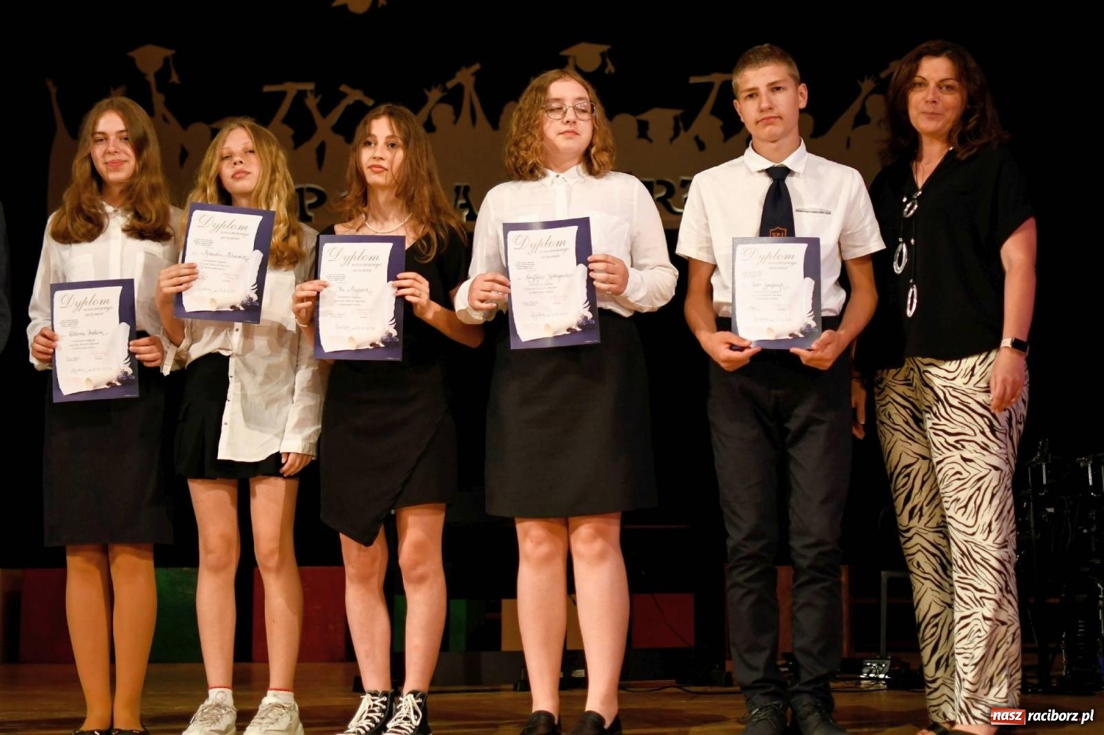 Zdjęcie w galerii na portalu naszraciborz.pl: Gala laureatów i absolwentów SP 1 [FOTO] wiadomości z regionu
