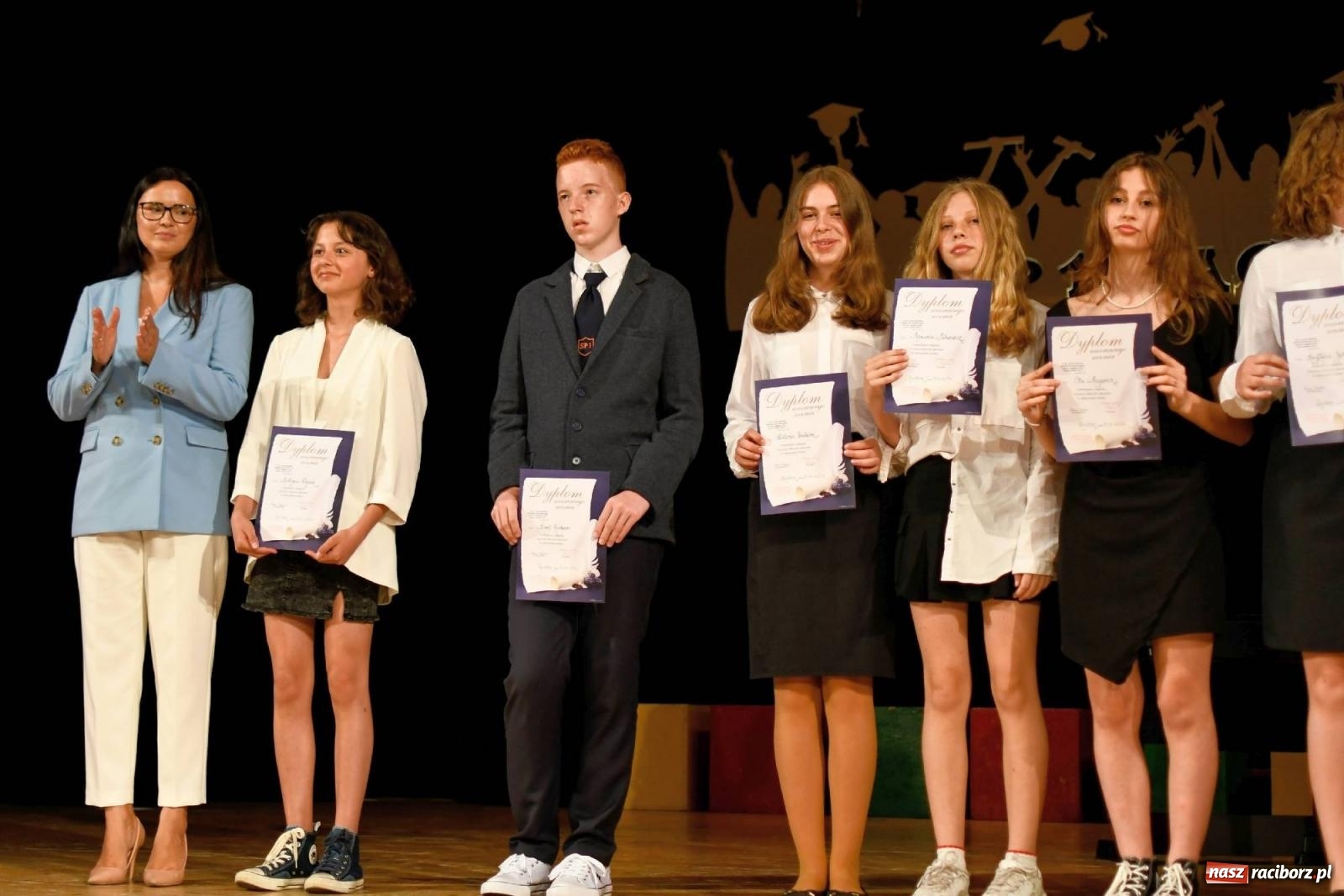 Zdjęcie w galerii na portalu naszraciborz.pl: Gala laureatów i absolwentów SP 1 [FOTO] wiadomości z regionu