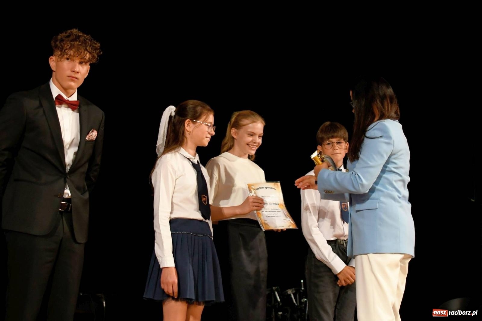 Zdjęcie w galerii na portalu naszraciborz.pl: Gala laureatów i absolwentów SP 1 [FOTO] wiadomości z regionu