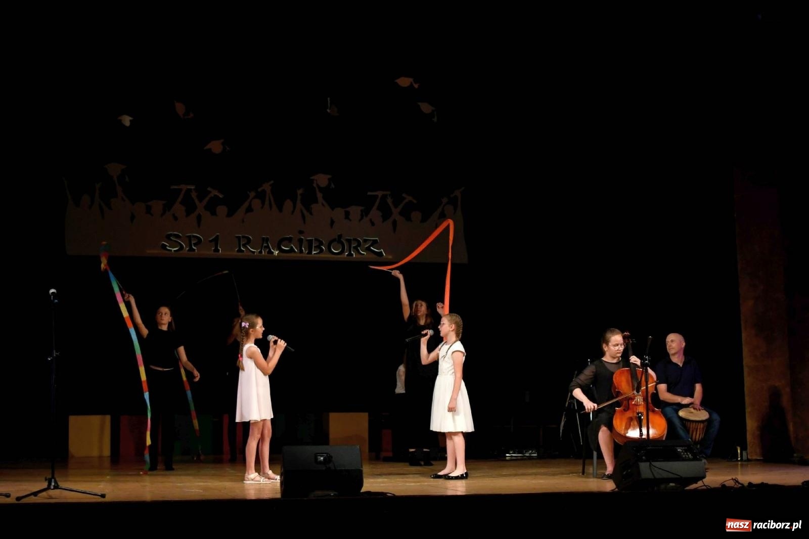 Zdjęcie w galerii na portalu naszraciborz.pl: Gala laureatów i absolwentów SP 1 [FOTO] wiadomości z regionu