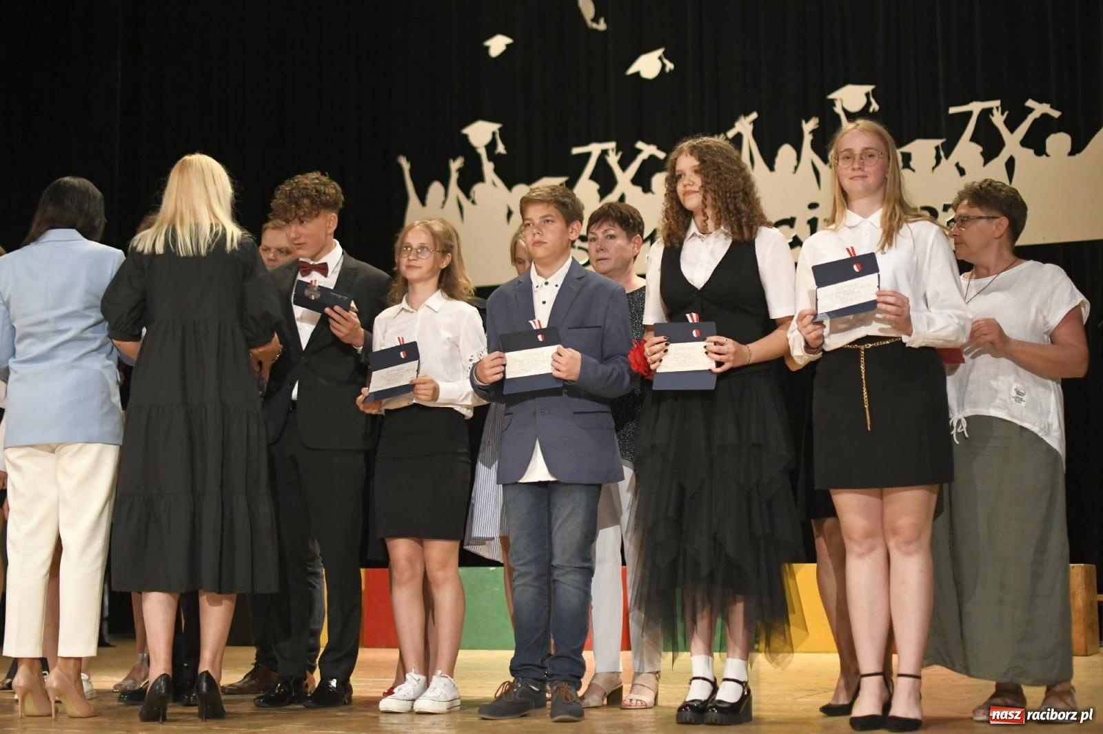 Zdjęcie w galerii na portalu naszraciborz.pl: Gala laureatów i absolwentów SP 1 [FOTO] wiadomości z regionu