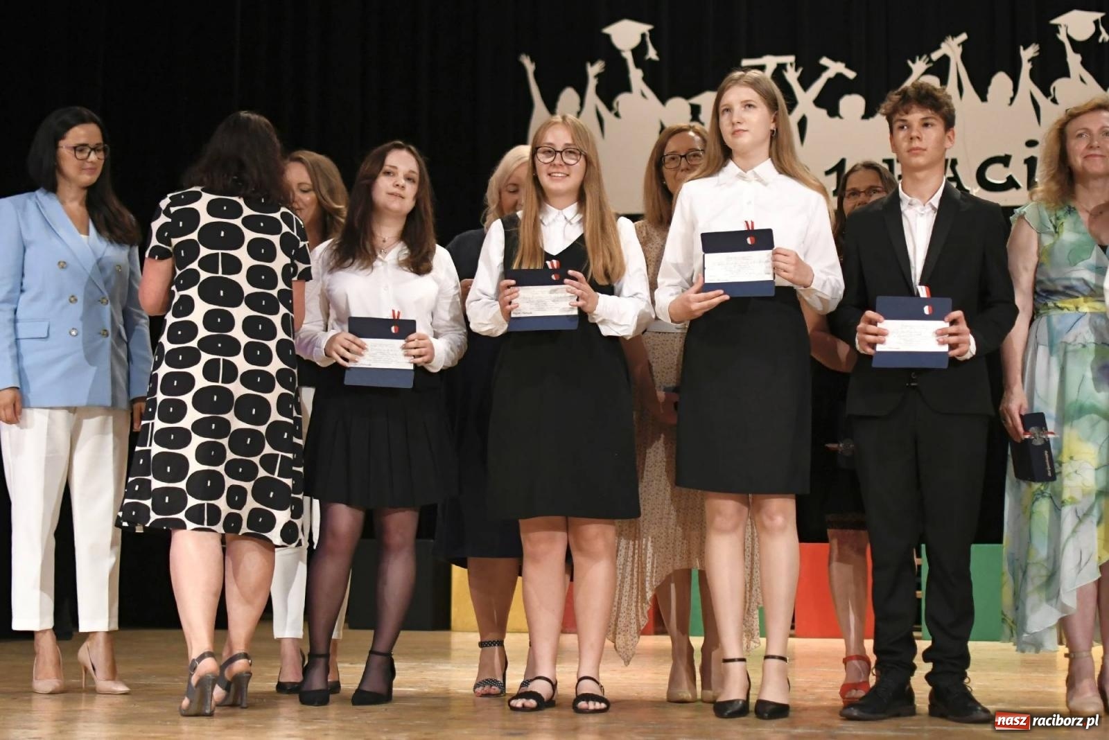 Zdjęcie w galerii na portalu naszraciborz.pl: Gala laureatów i absolwentów SP 1 [FOTO] wiadomości z regionu