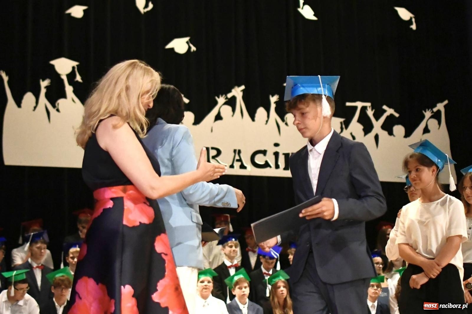 Zdjęcie w galerii na portalu naszraciborz.pl: Gala laureatów i absolwentów SP 1 [FOTO] wiadomości z regionu