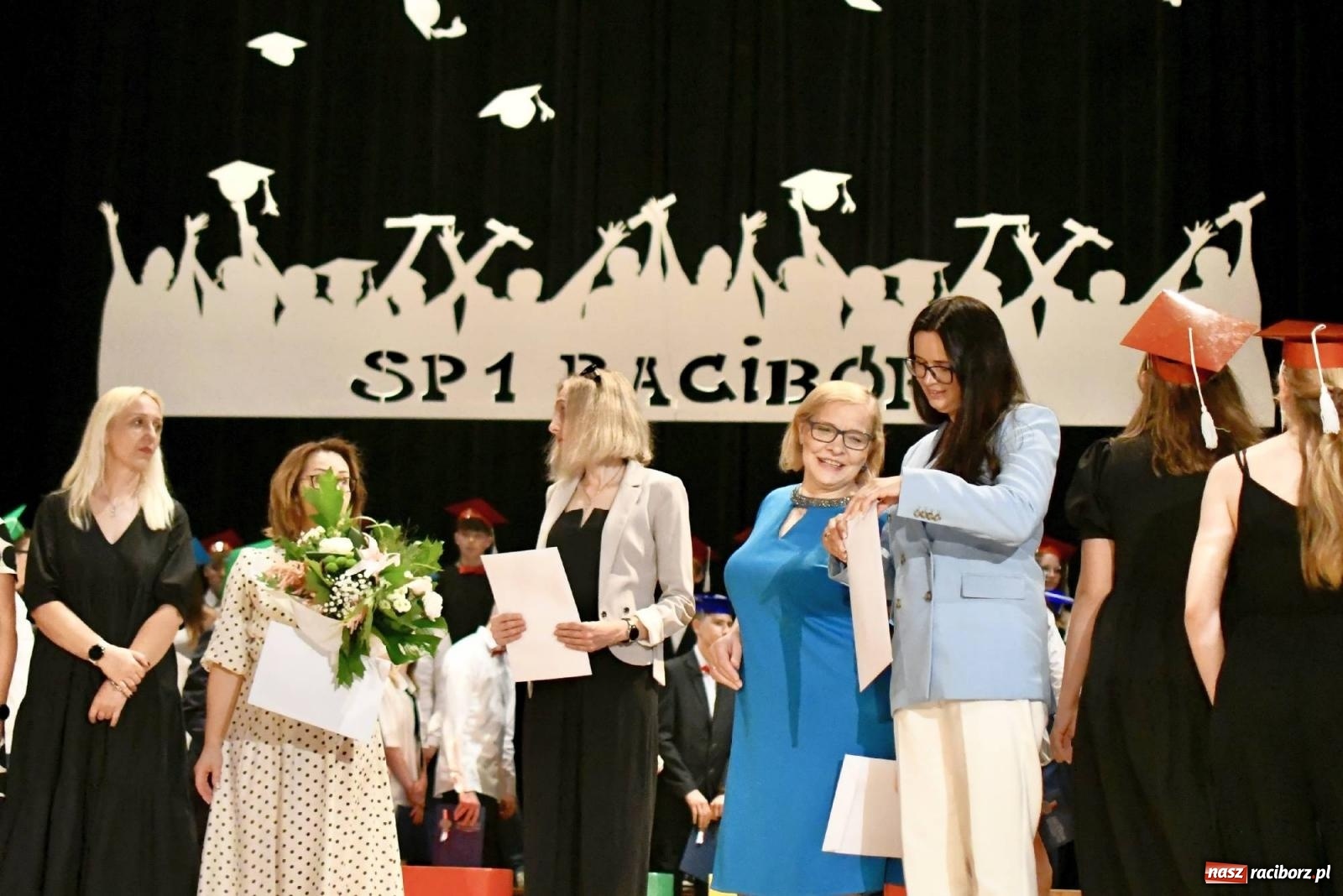 Zdjęcie w galerii na portalu naszraciborz.pl: Gala laureatów i absolwentów SP 1 [FOTO] wiadomości z regionu