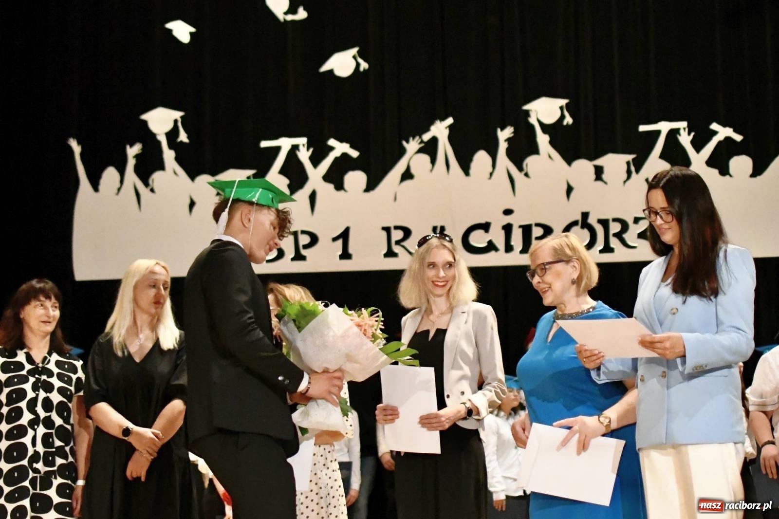 Zdjęcie w galerii na portalu naszraciborz.pl: Gala laureatów i absolwentów SP 1 [FOTO] wiadomości z regionu
