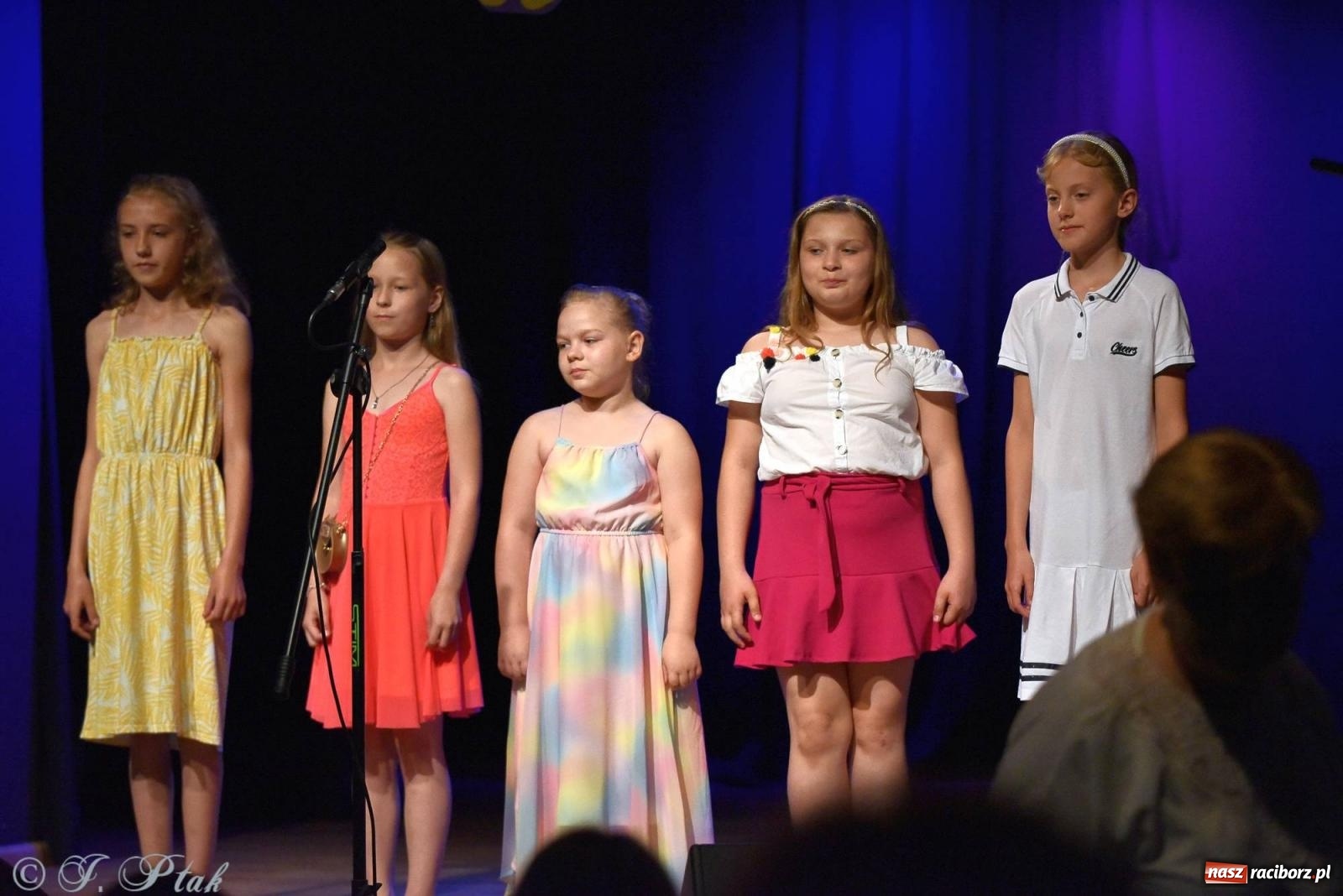 Zdjęcie w galerii na portalu naszraciborz.pl: Wokalne podsumowanie roku w MDK-u wiadomości z regionu