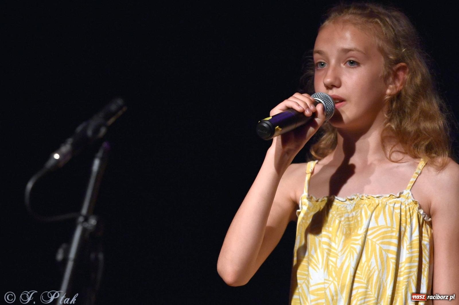 Zdjęcie w galerii na portalu naszraciborz.pl: Wokalne podsumowanie roku w MDK-u wiadomości z regionu