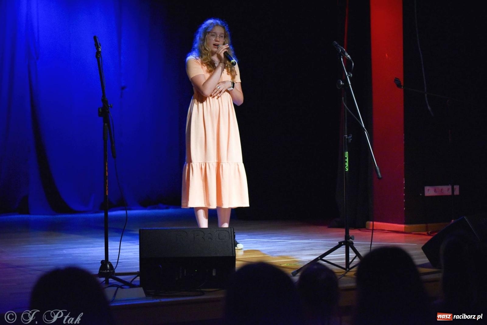 Zdjęcie w galerii na portalu naszraciborz.pl: Wokalne podsumowanie roku w MDK-u wiadomości z regionu