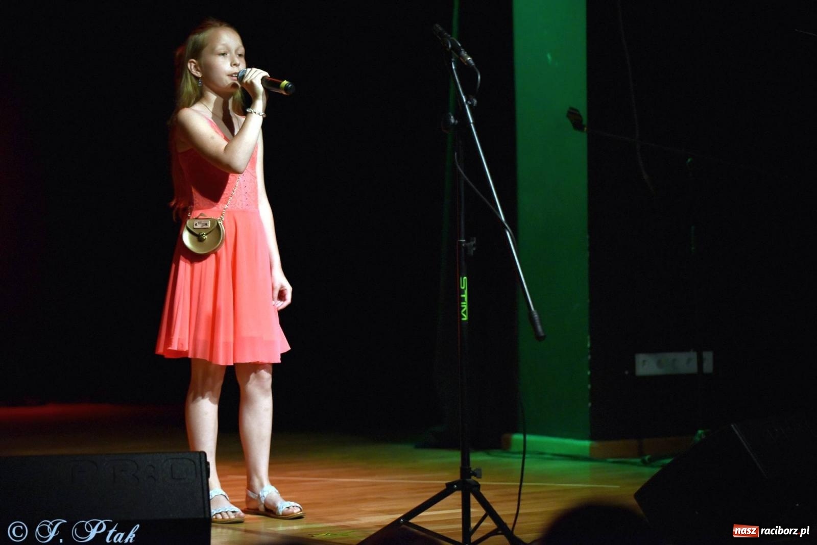 Zdjęcie w galerii na portalu naszraciborz.pl: Wokalne podsumowanie roku w MDK-u wiadomości z regionu