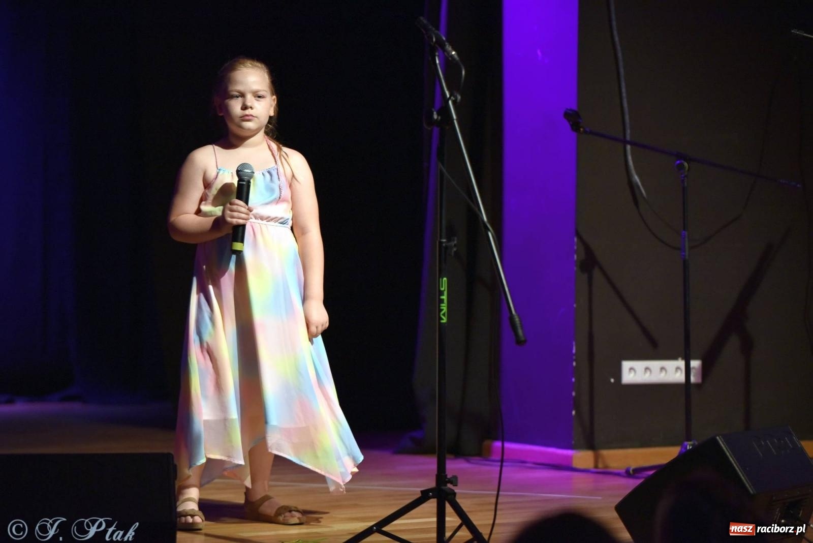 Zdjęcie w galerii na portalu naszraciborz.pl: Wokalne podsumowanie roku w MDK-u wiadomości z regionu