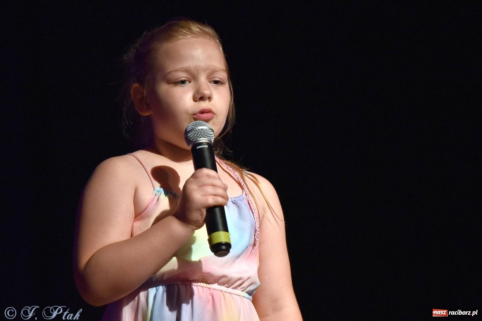 Zdjęcie w galerii na portalu naszraciborz.pl: Wokalne podsumowanie roku w MDK-u wiadomości z regionu