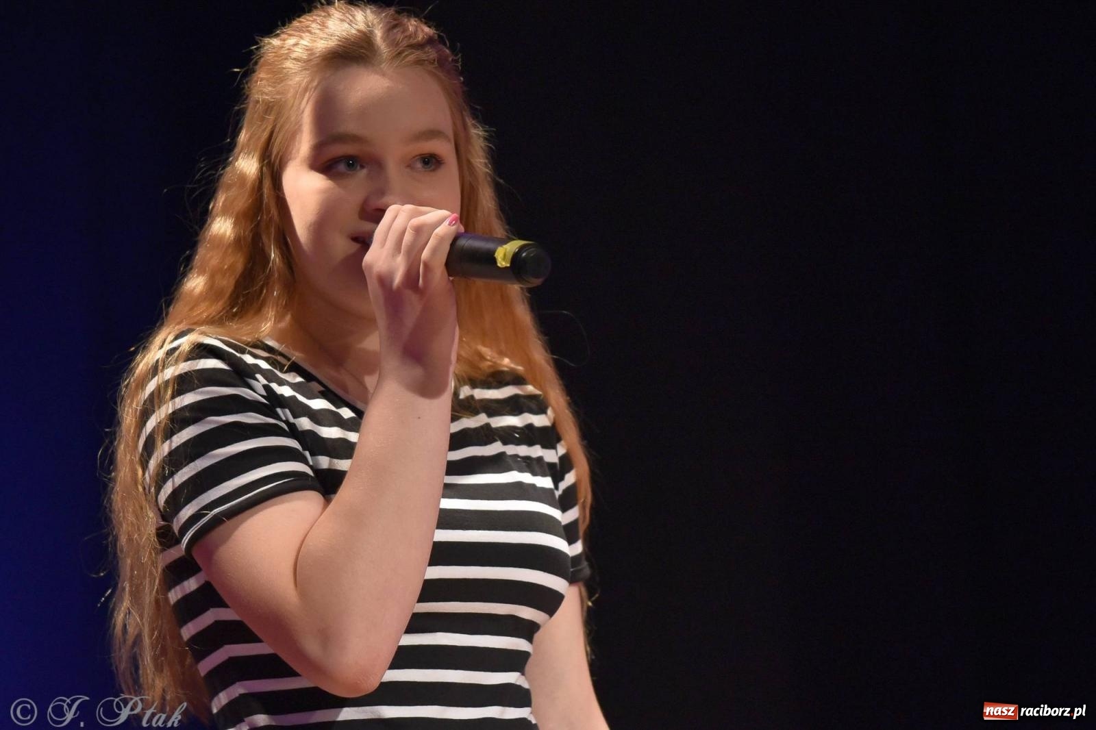 Zdjęcie w galerii na portalu naszraciborz.pl: Wokalne podsumowanie roku w MDK-u wiadomości z regionu