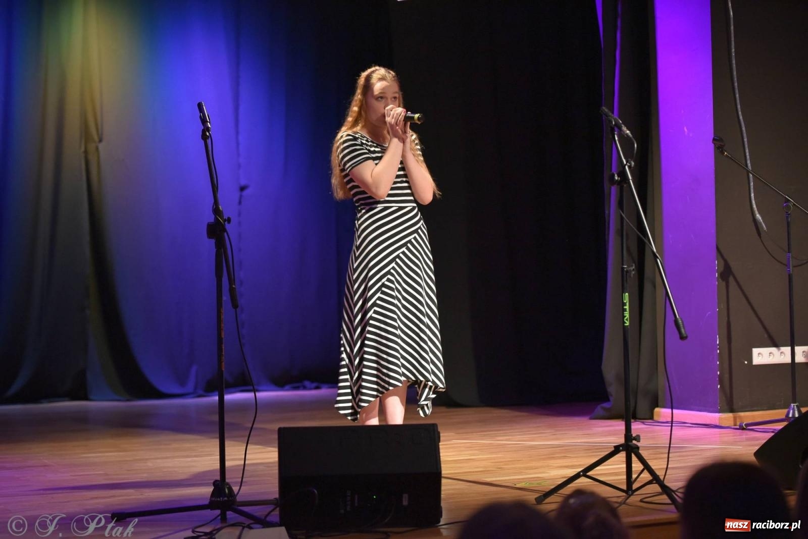 Zdjęcie w galerii na portalu naszraciborz.pl: Wokalne podsumowanie roku w MDK-u wiadomości z regionu