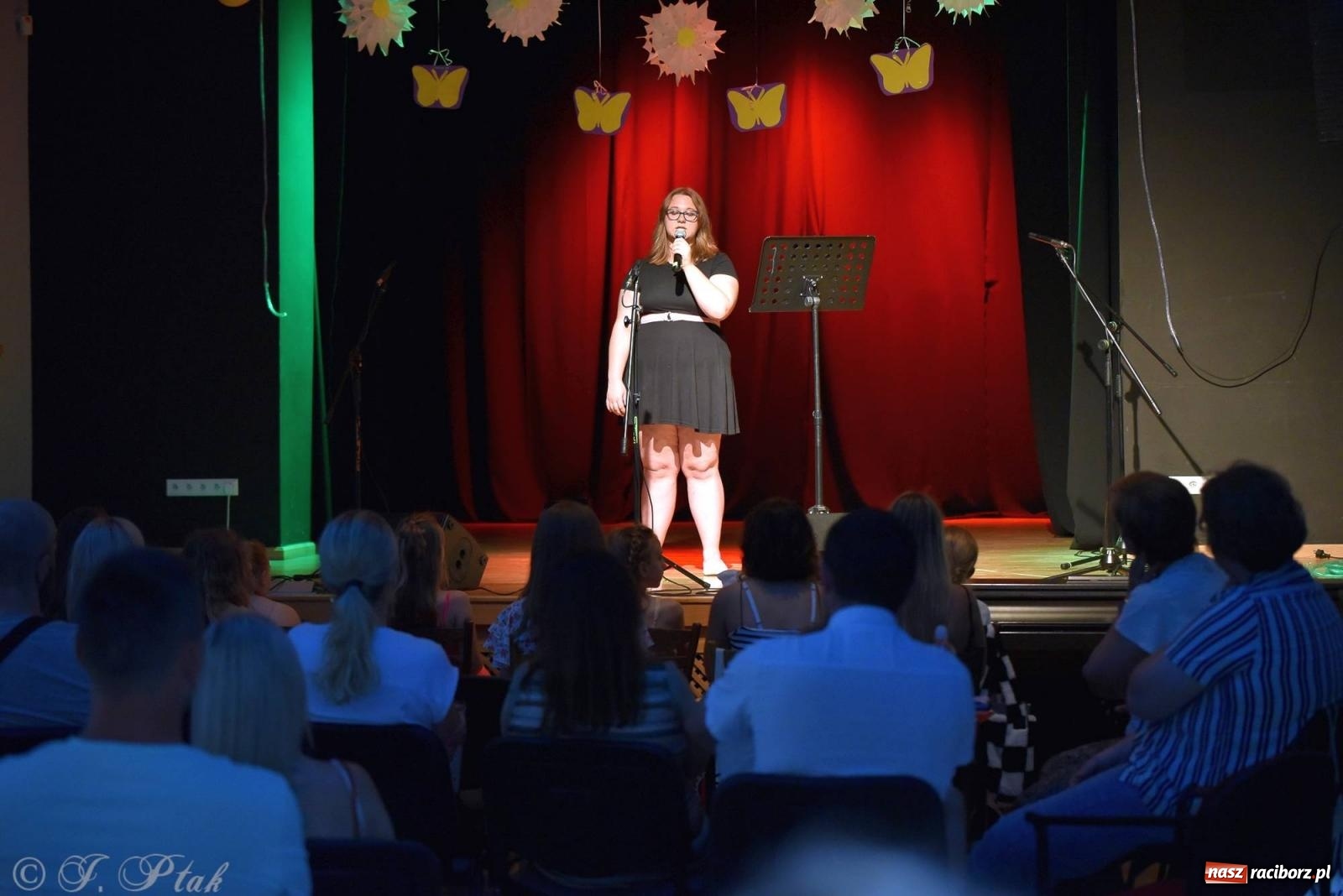 Zdjęcie w galerii na portalu naszraciborz.pl: Wokalne podsumowanie roku w MDK-u wiadomości z regionu