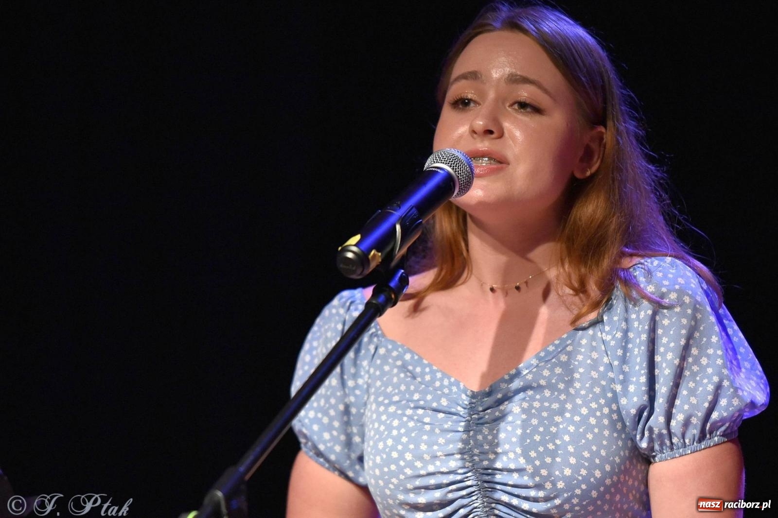 Zdjęcie w galerii na portalu naszraciborz.pl: Wokalne podsumowanie roku w MDK-u wiadomości z regionu