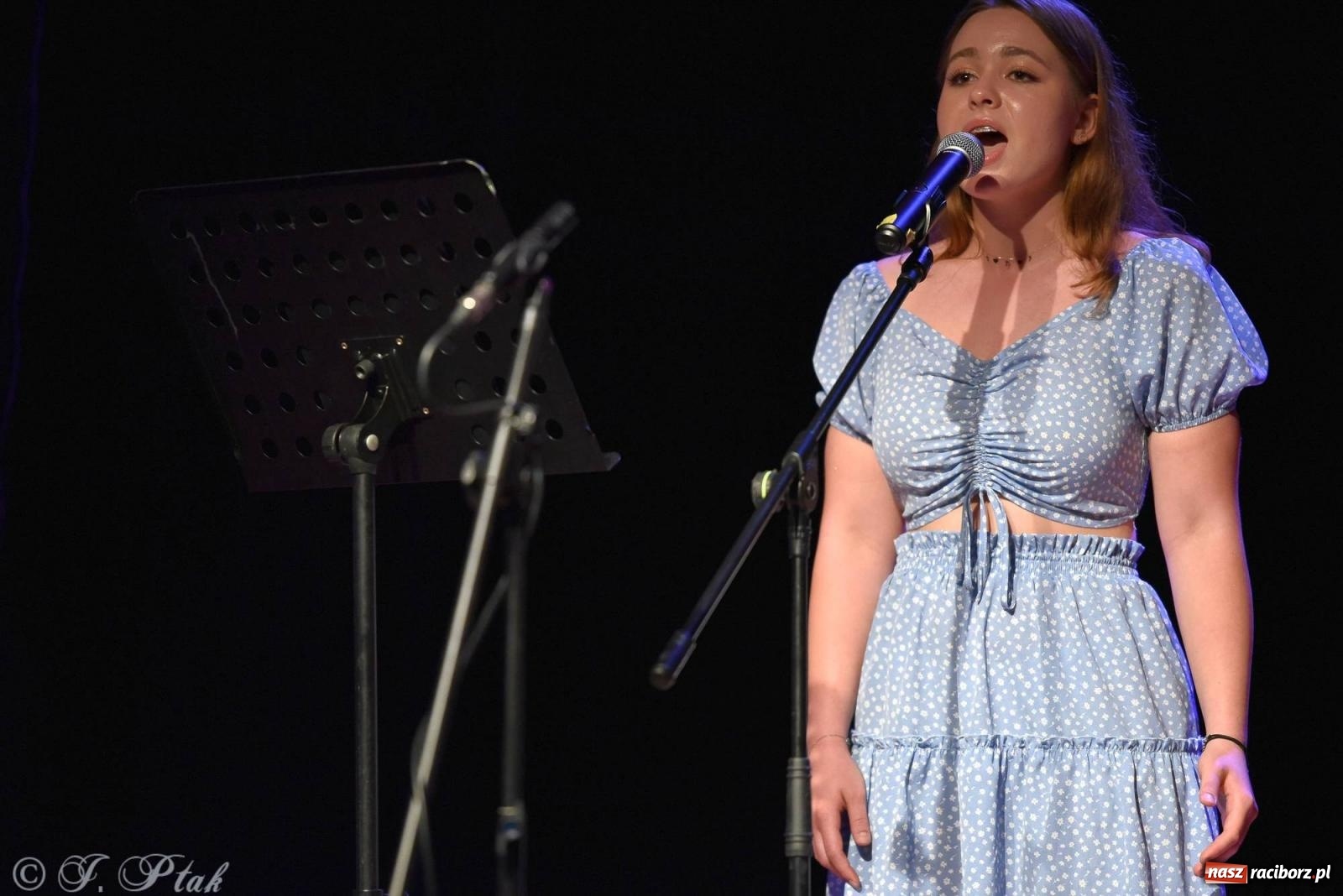 Zdjęcie w galerii na portalu naszraciborz.pl: Wokalne podsumowanie roku w MDK-u wiadomości z regionu