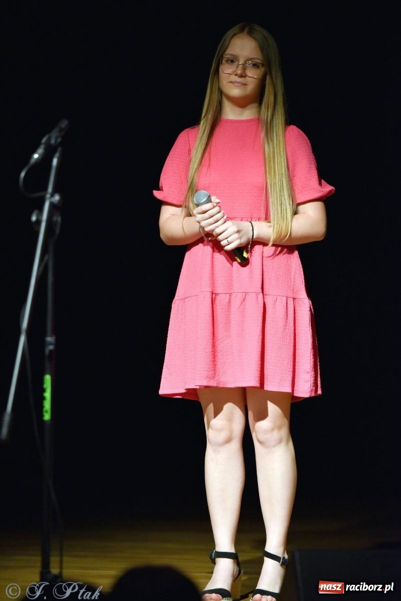 Zdjęcie w galerii na portalu naszraciborz.pl: Wokalne podsumowanie roku w MDK-u wiadomości z regionu