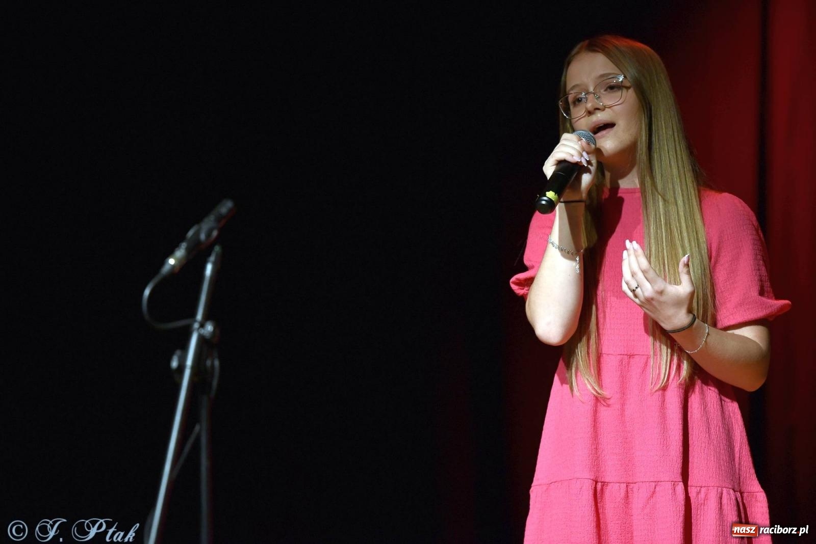 Zdjęcie w galerii na portalu naszraciborz.pl: Wokalne podsumowanie roku w MDK-u wiadomości z regionu