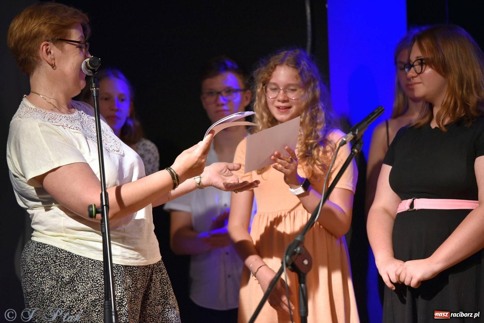 Zdjęcie w galerii na portalu naszraciborz.pl: Wokalne podsumowanie roku w MDK-u wiadomości z regionu