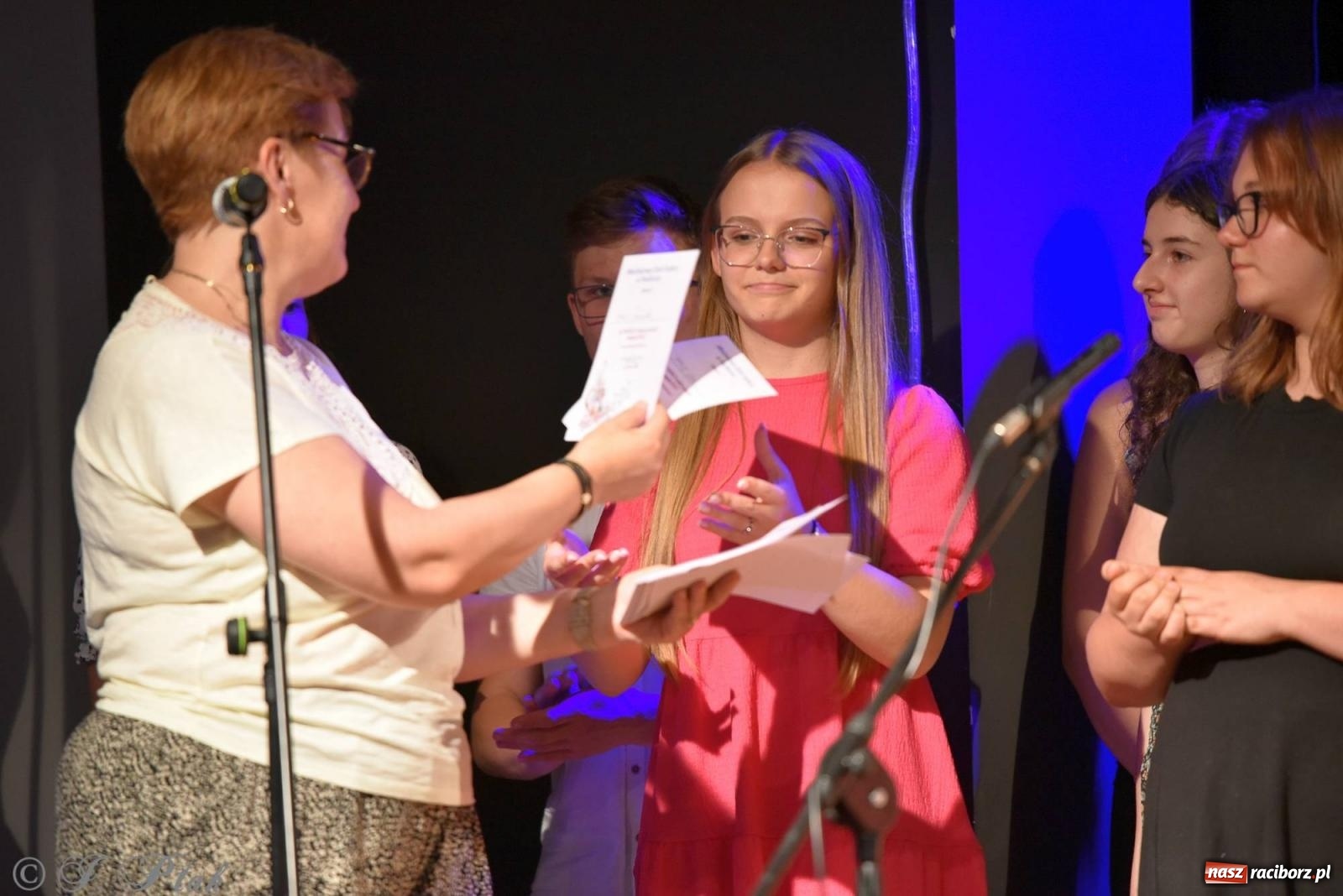 Zdjęcie w galerii na portalu naszraciborz.pl: Wokalne podsumowanie roku w MDK-u wiadomości z regionu