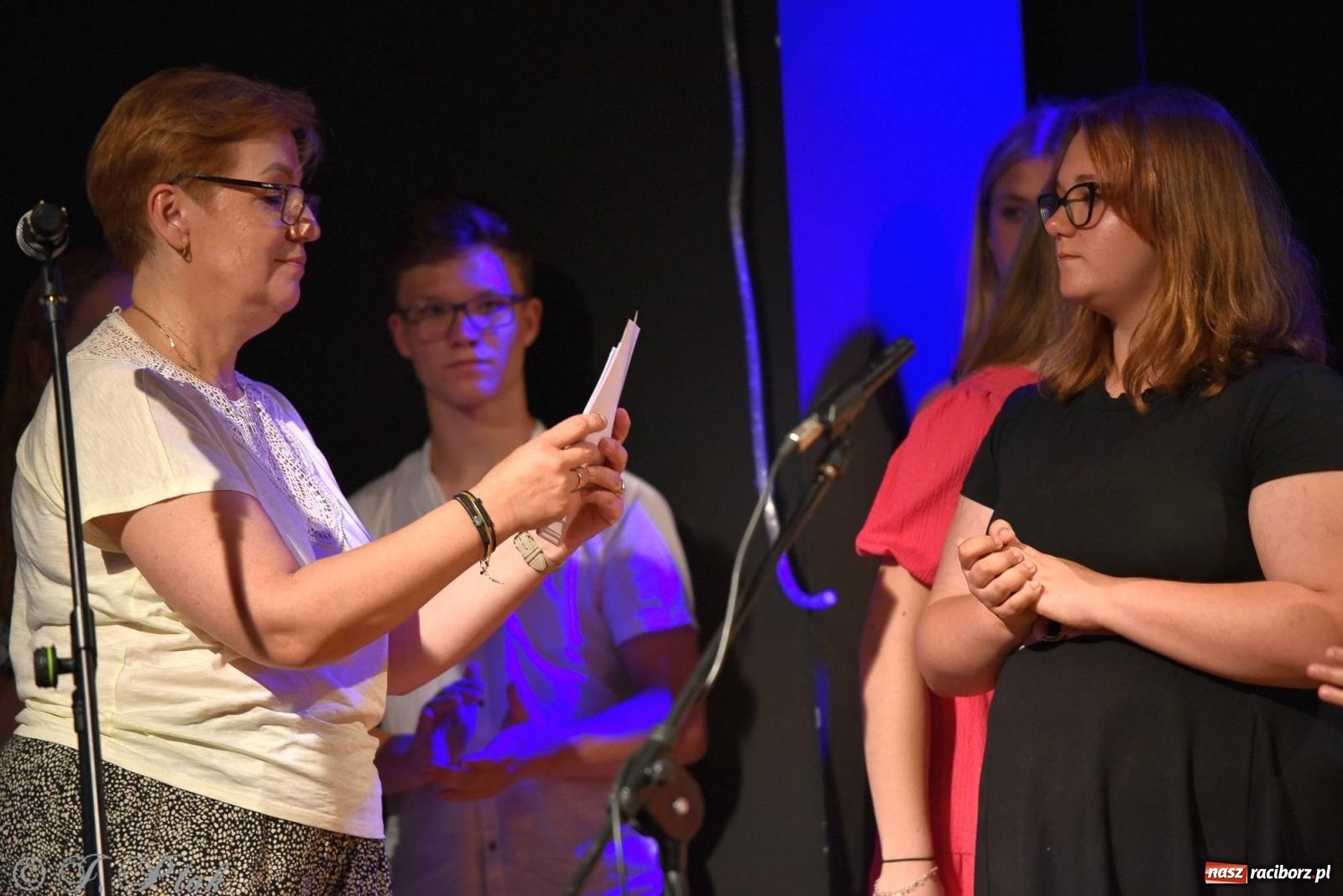 Zdjęcie w galerii na portalu naszraciborz.pl: Wokalne podsumowanie roku w MDK-u wiadomości z regionu