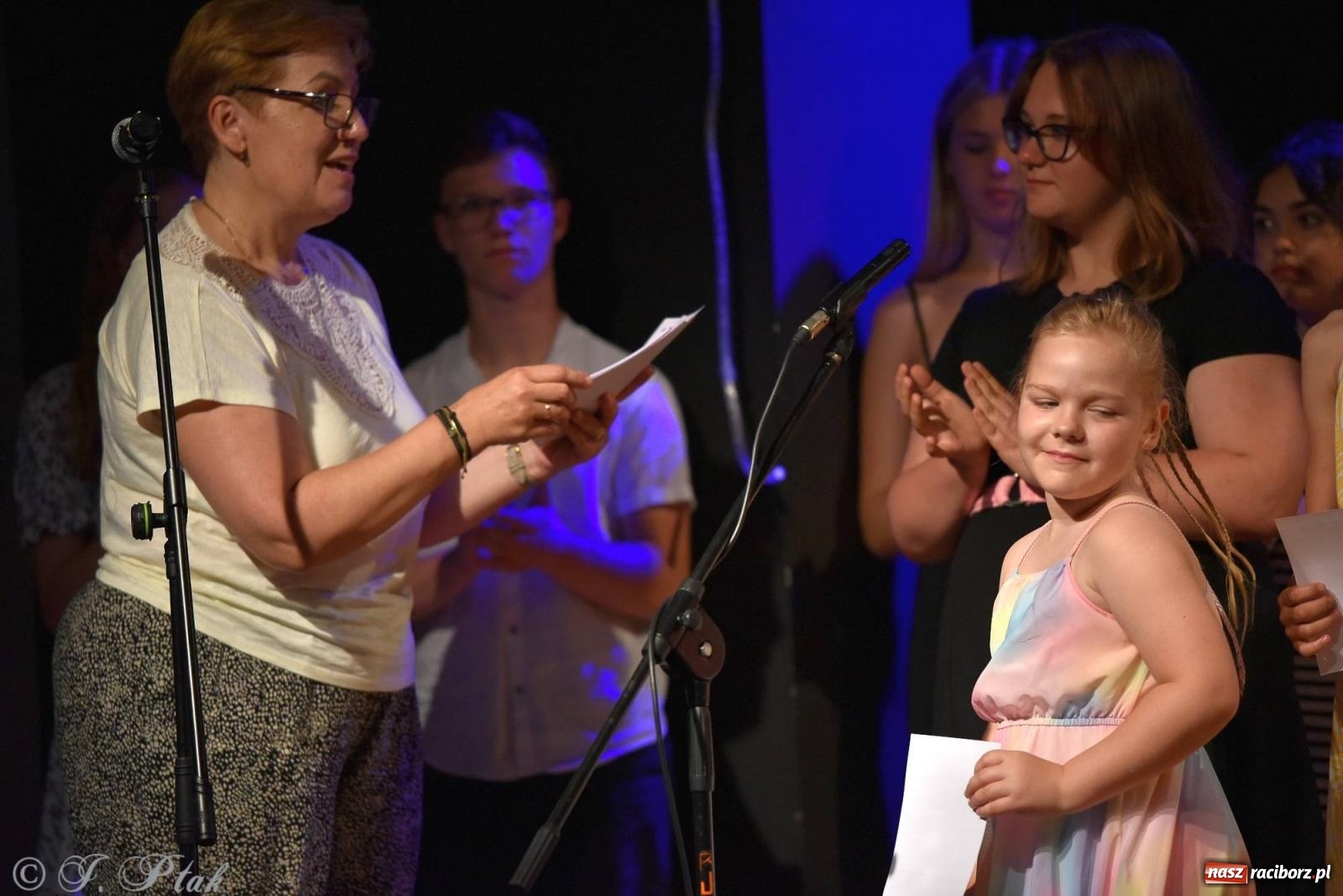 Zdjęcie w galerii na portalu naszraciborz.pl: Wokalne podsumowanie roku w MDK-u wiadomości z regionu