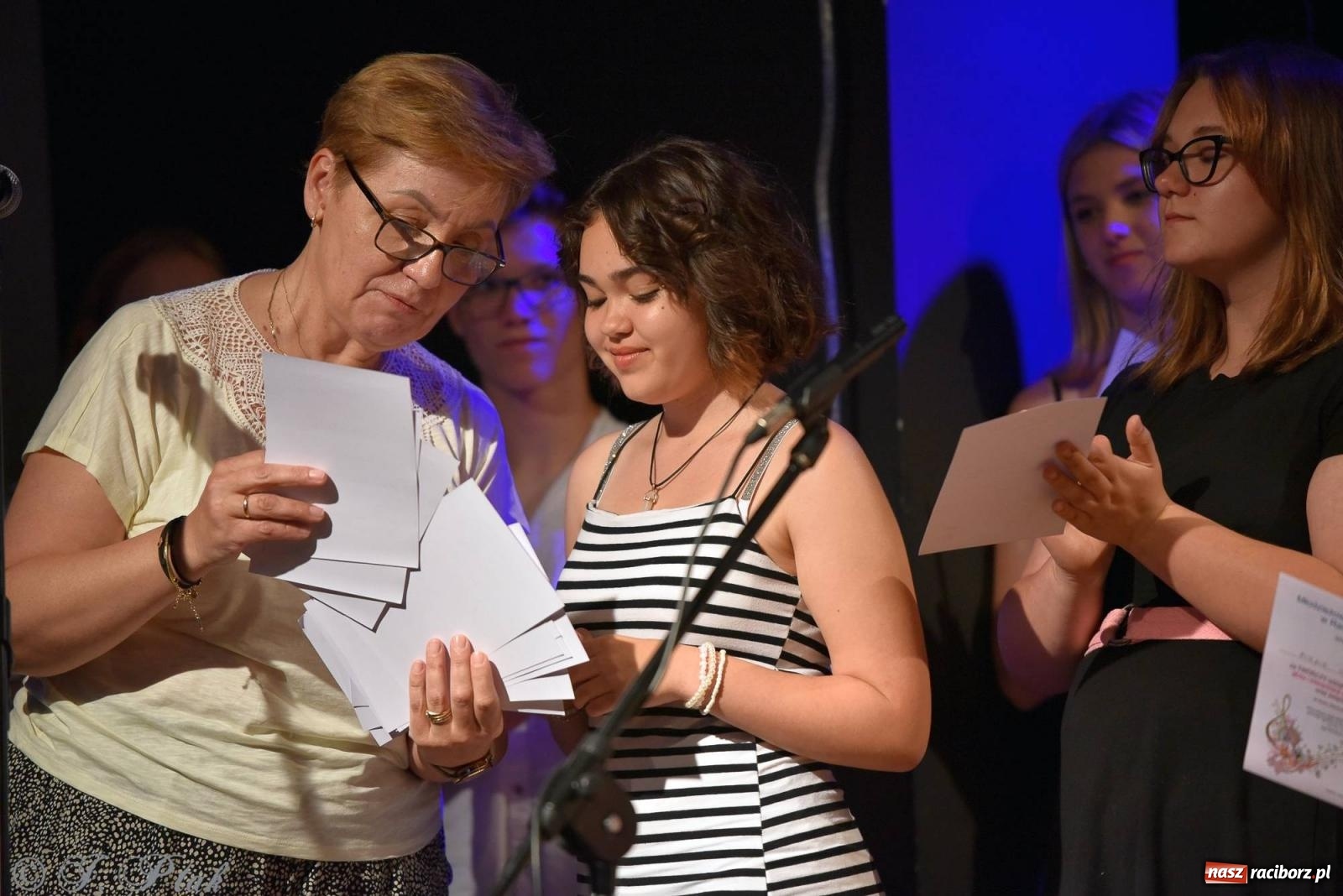 Zdjęcie w galerii na portalu naszraciborz.pl: Wokalne podsumowanie roku w MDK-u wiadomości z regionu