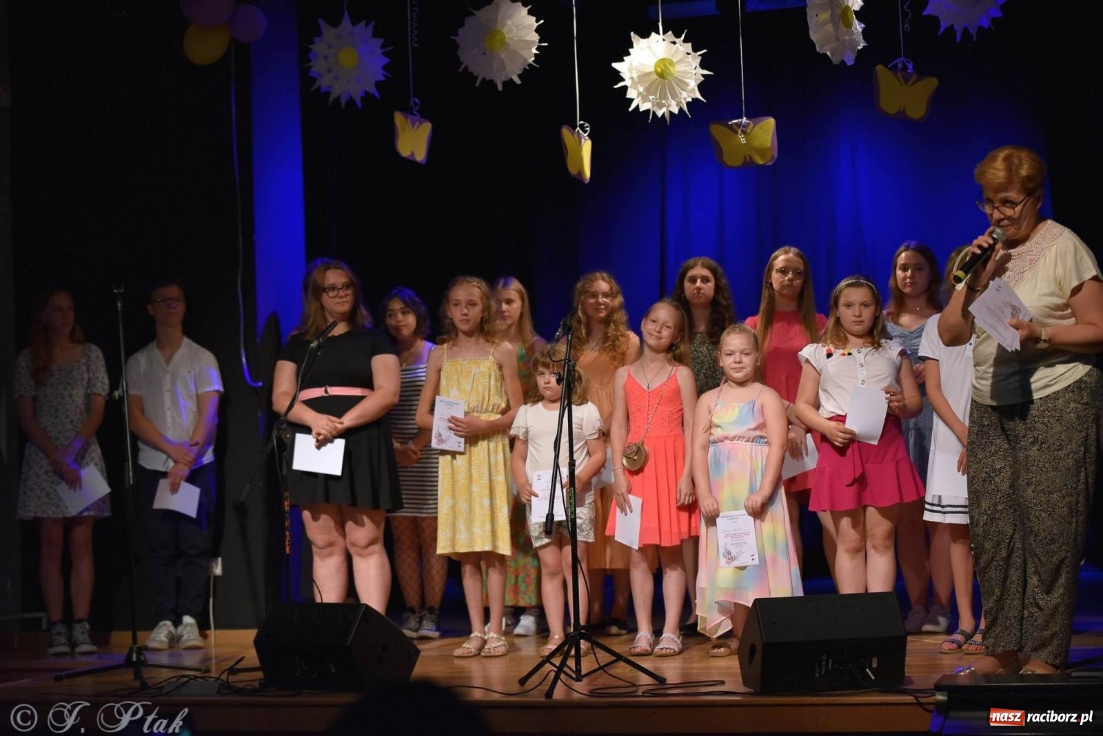 Zdjęcie w galerii na portalu naszraciborz.pl: Wokalne podsumowanie roku w MDK-u wiadomości z regionu