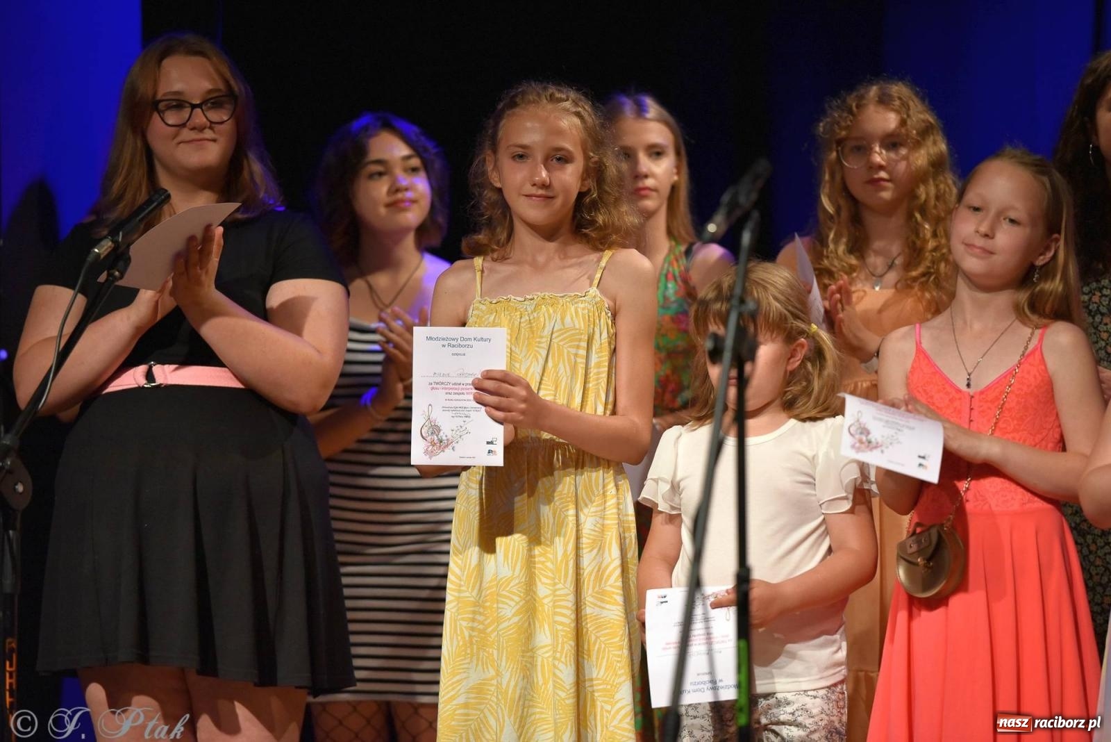 Zdjęcie w galerii na portalu naszraciborz.pl: Wokalne podsumowanie roku w MDK-u wiadomości z regionu