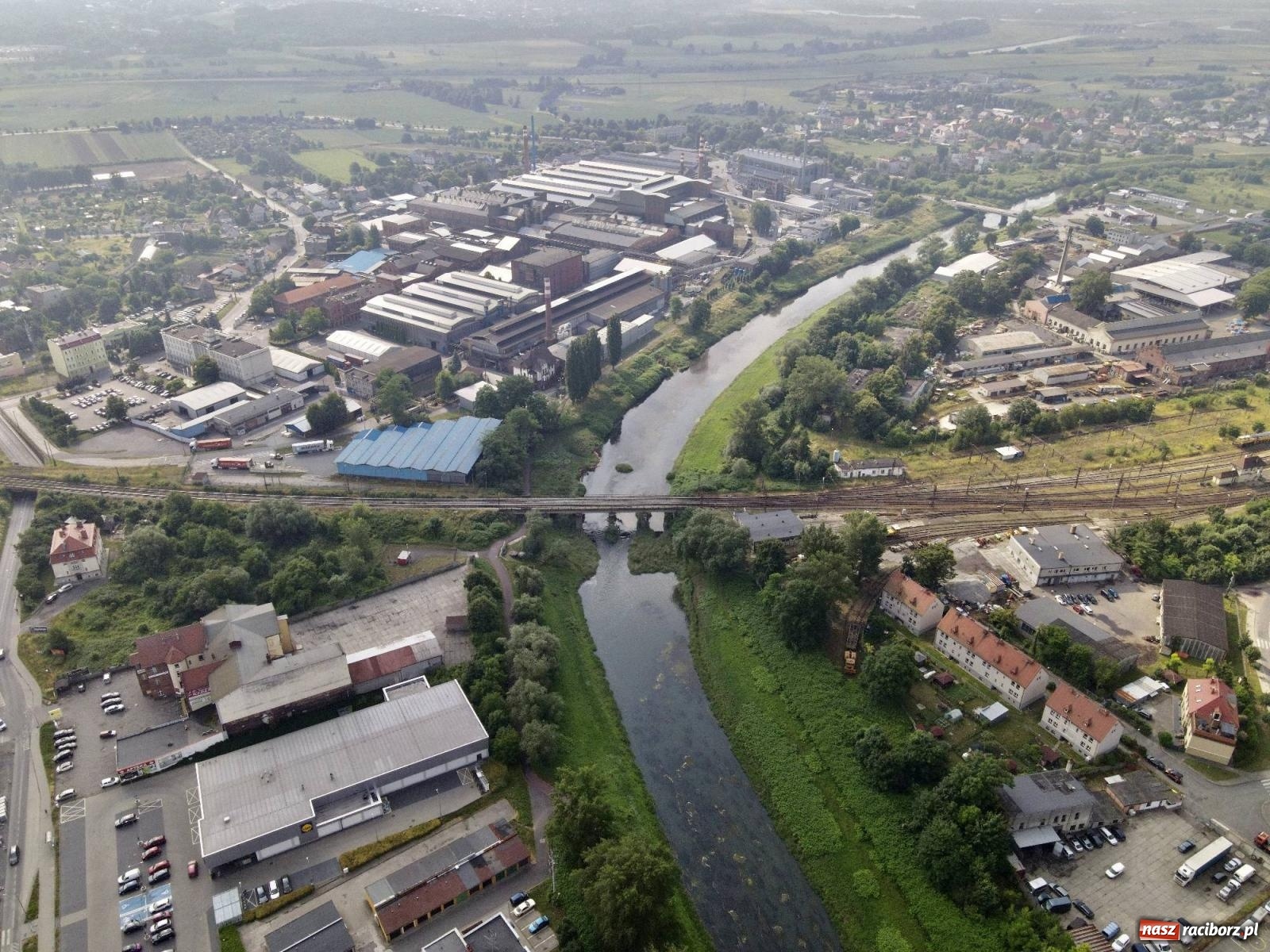 Zdjęcie w galerii na portalu naszraciborz.pl: Czy będzie powtórka z rtęci? Posłowie opozycji i niemieccy naukowcy martwią się o Odrę [FOTO LOTNICZE Z RACIBORZA] wiadomości z regionu