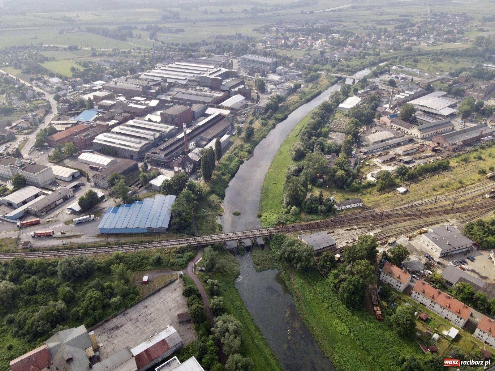 Zdjęcie w galerii na portalu naszraciborz.pl: Czy będzie powtórka z rtęci? Posłowie opozycji i niemieccy naukowcy martwią się o Odrę [FOTO LOTNICZE Z RACIBORZA] wiadomości z regionu