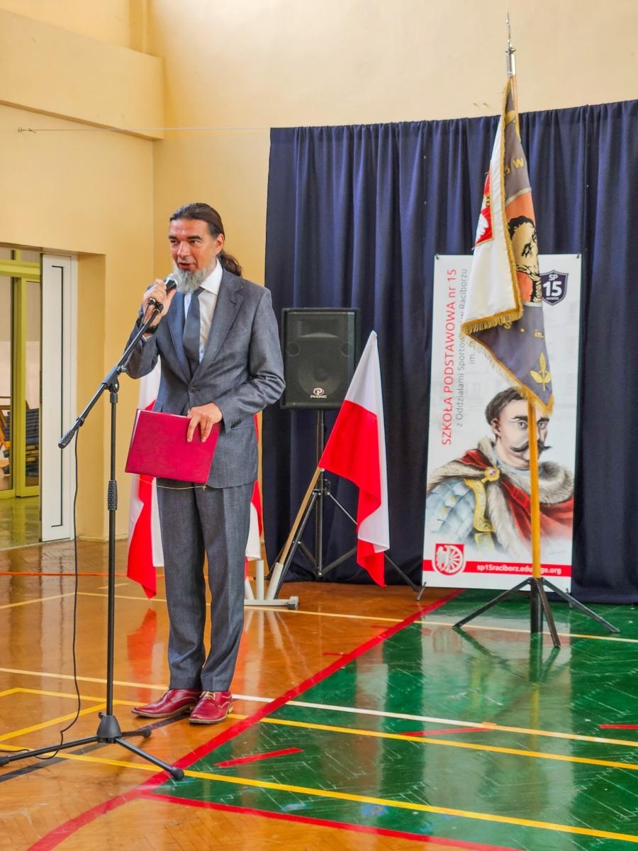 Zdjęcie w galerii na portalu naszraciborz.pl: Gorzko-słodkie miejskie zakończenie roku w SP 15 z rządowo-poselską obsadą [FOTO i WIDEO] wiadomości z regionu
