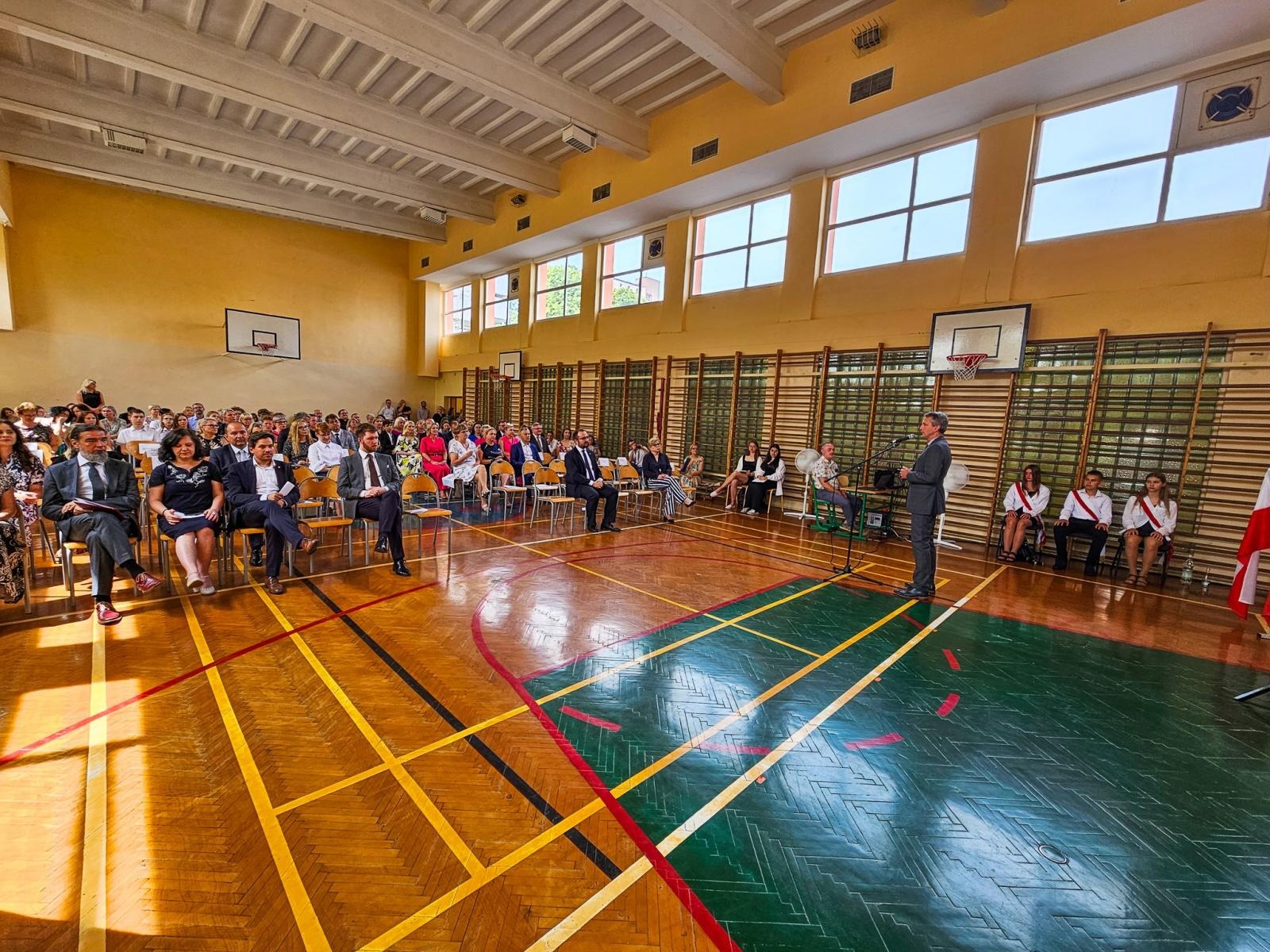 Zdjęcie w galerii na portalu naszraciborz.pl: Gorzko-słodkie miejskie zakończenie roku w SP 15 z rządowo-poselską obsadą [FOTO i WIDEO] wiadomości z regionu