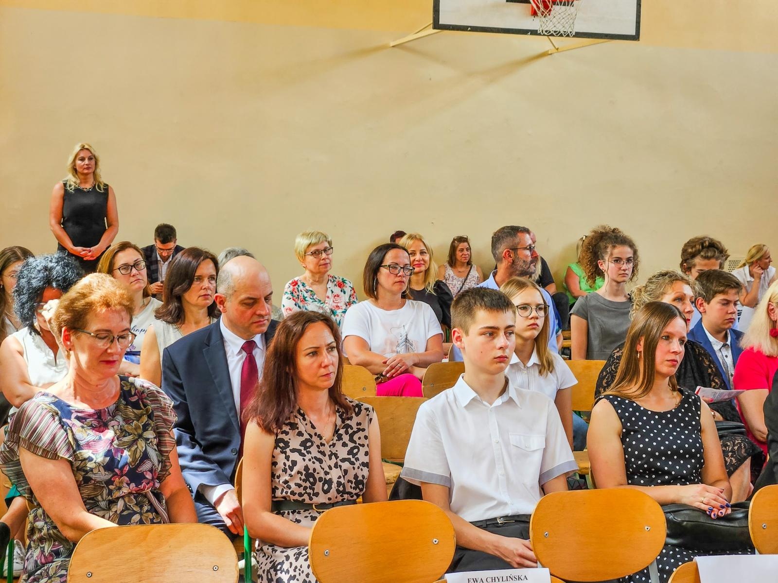 Zdjęcie w galerii na portalu naszraciborz.pl: Gorzko-słodkie miejskie zakończenie roku w SP 15 z rządowo-poselską obsadą [FOTO i WIDEO] wiadomości z regionu