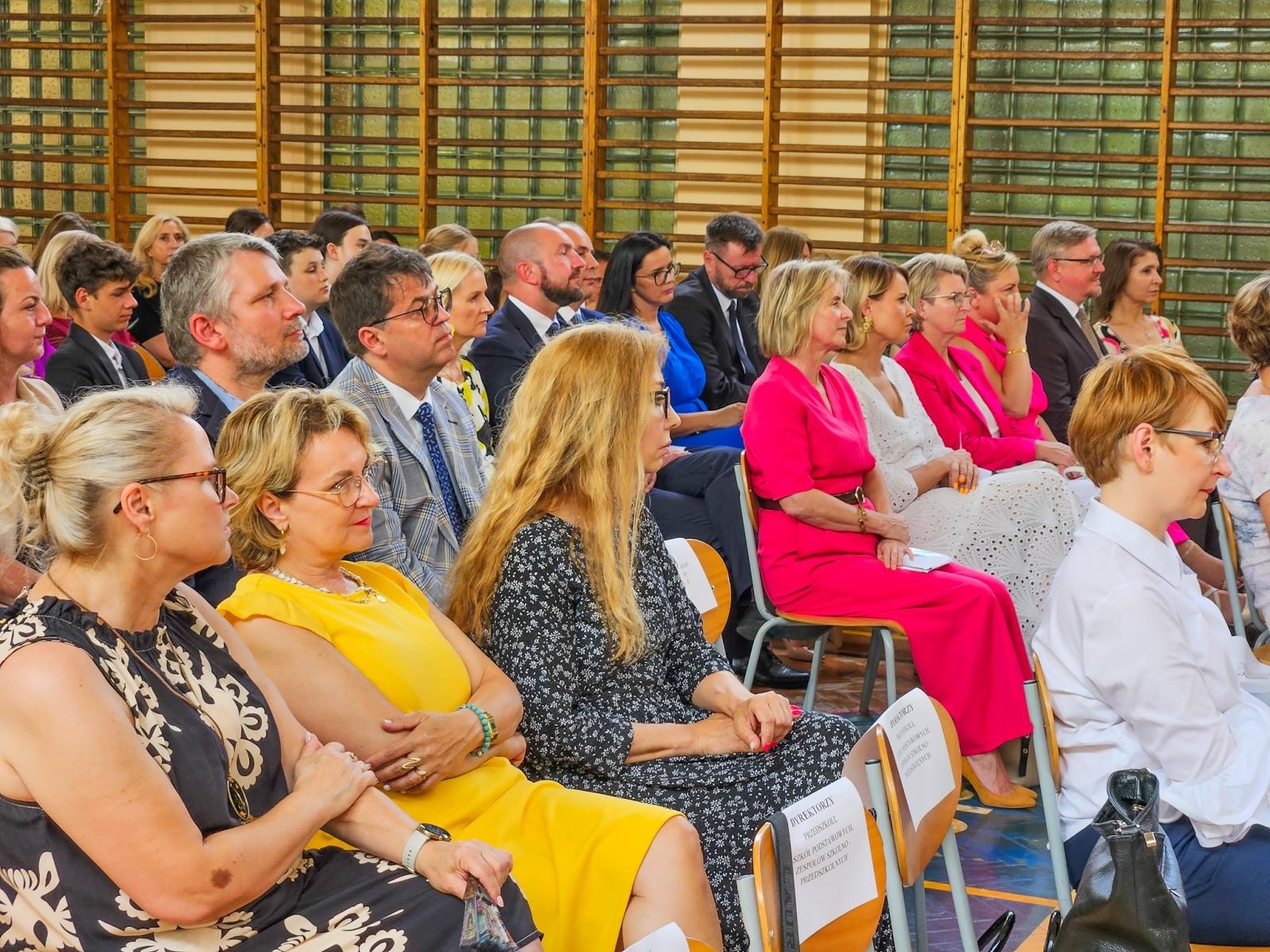 Zdjęcie w galerii na portalu naszraciborz.pl: Gorzko-słodkie miejskie zakończenie roku w SP 15 z rządowo-poselską obsadą [FOTO i WIDEO] wiadomości z regionu