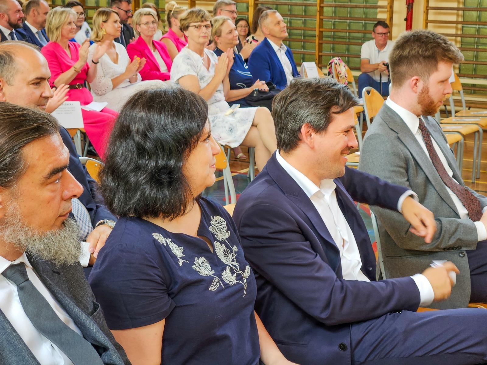 Zdjęcie w galerii na portalu naszraciborz.pl: Gorzko-słodkie miejskie zakończenie roku w SP 15 z rządowo-poselską obsadą [FOTO i WIDEO] wiadomości z regionu