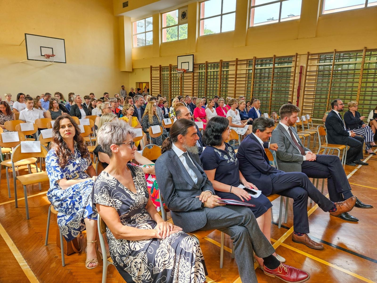 Zdjęcie w galerii na portalu naszraciborz.pl: Gorzko-słodkie miejskie zakończenie roku w SP 15 z rządowo-poselską obsadą [FOTO i WIDEO] wiadomości z regionu