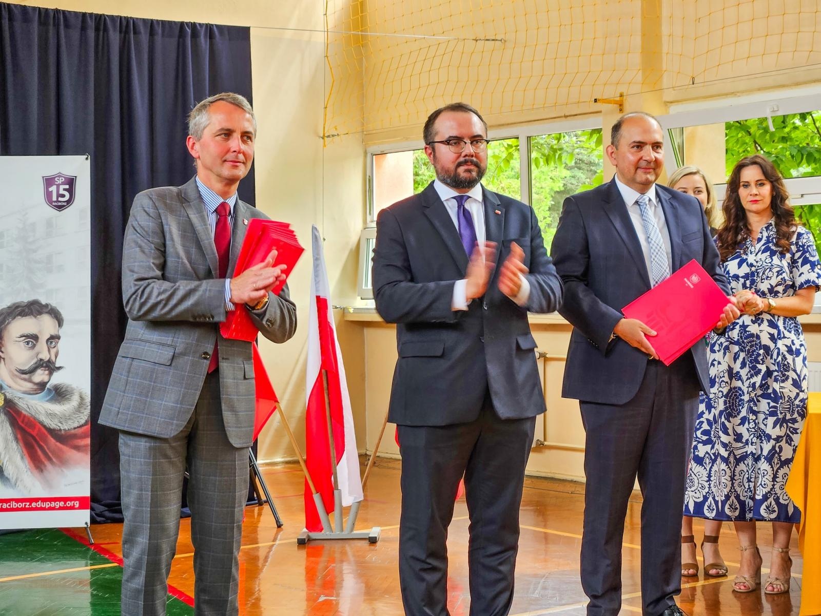 Zdjęcie w galerii na portalu naszraciborz.pl: Gorzko-słodkie miejskie zakończenie roku w SP 15 z rządowo-poselską obsadą [FOTO i WIDEO] wiadomości z regionu