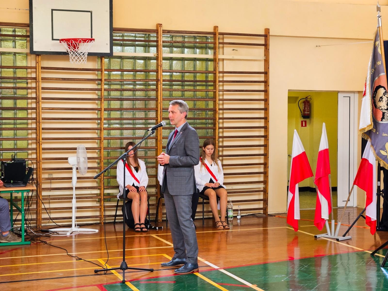 Zdjęcie w galerii na portalu naszraciborz.pl: Gorzko-słodkie miejskie zakończenie roku w SP 15 z rządowo-poselską obsadą [FOTO i WIDEO] wiadomości z regionu