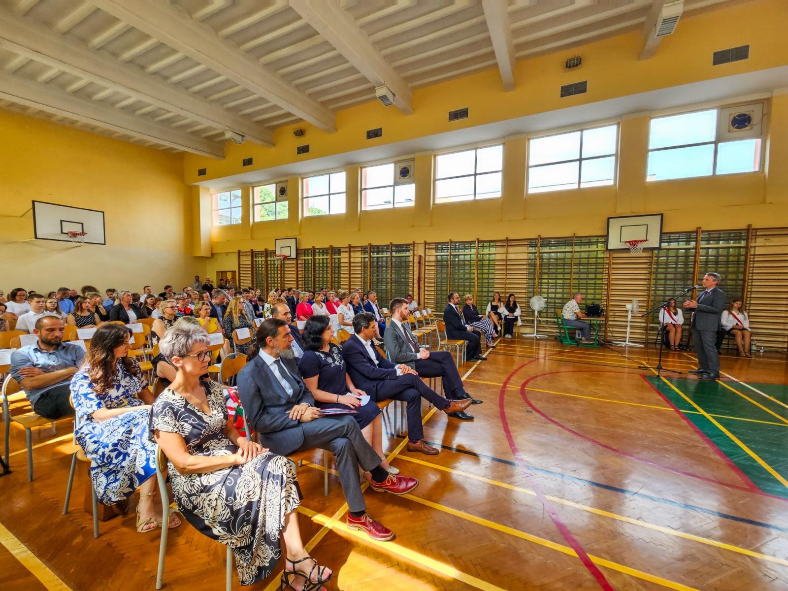 Zdjęcie w galerii na portalu naszraciborz.pl: Gorzko-słodkie miejskie zakończenie roku w SP 15 z rządowo-poselską obsadą [FOTO i WIDEO] wiadomości z regionu