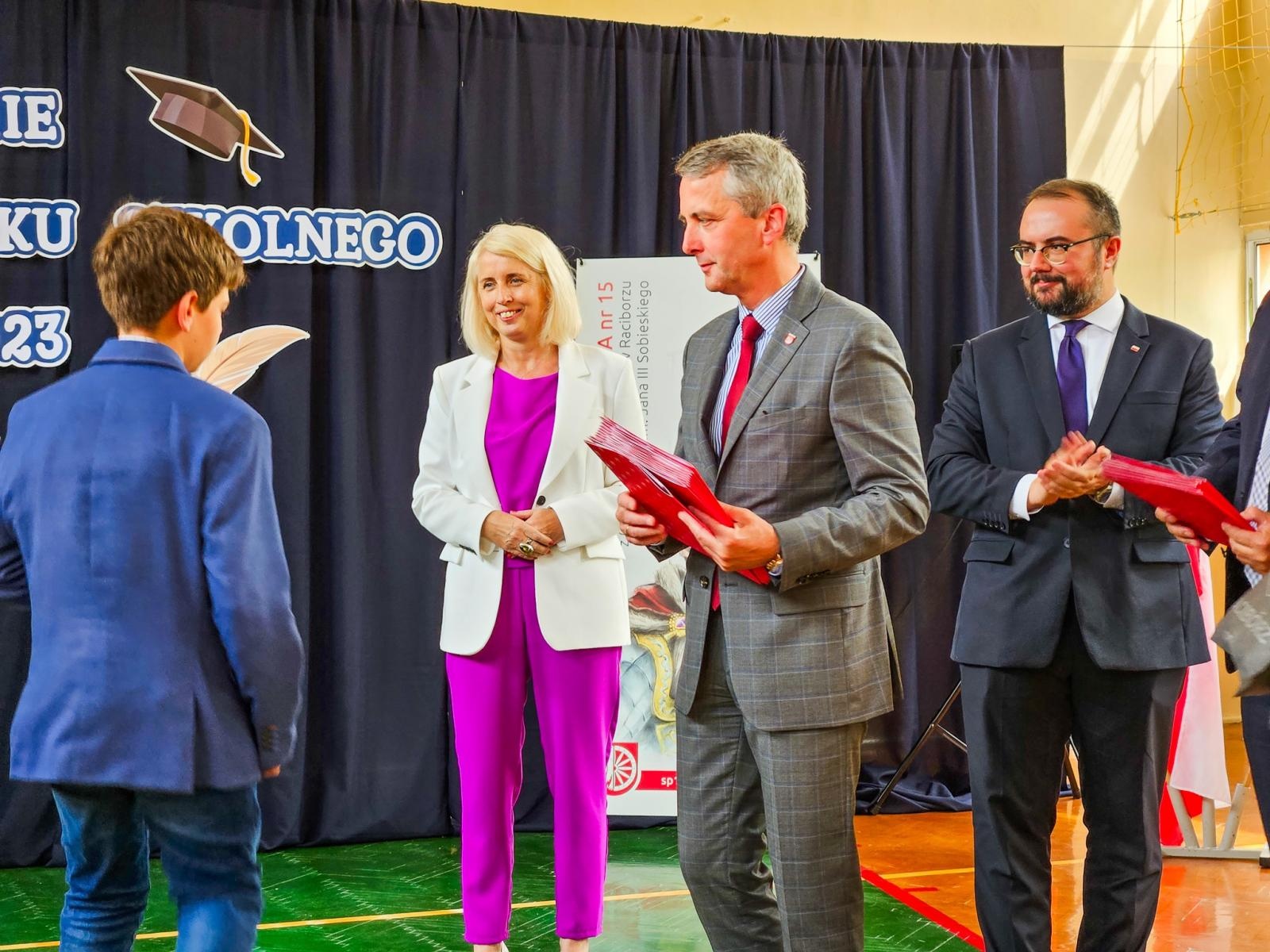 Zdjęcie w galerii na portalu naszraciborz.pl: Gorzko-słodkie miejskie zakończenie roku w SP 15 z rządowo-poselską obsadą [FOTO i WIDEO] wiadomości z regionu