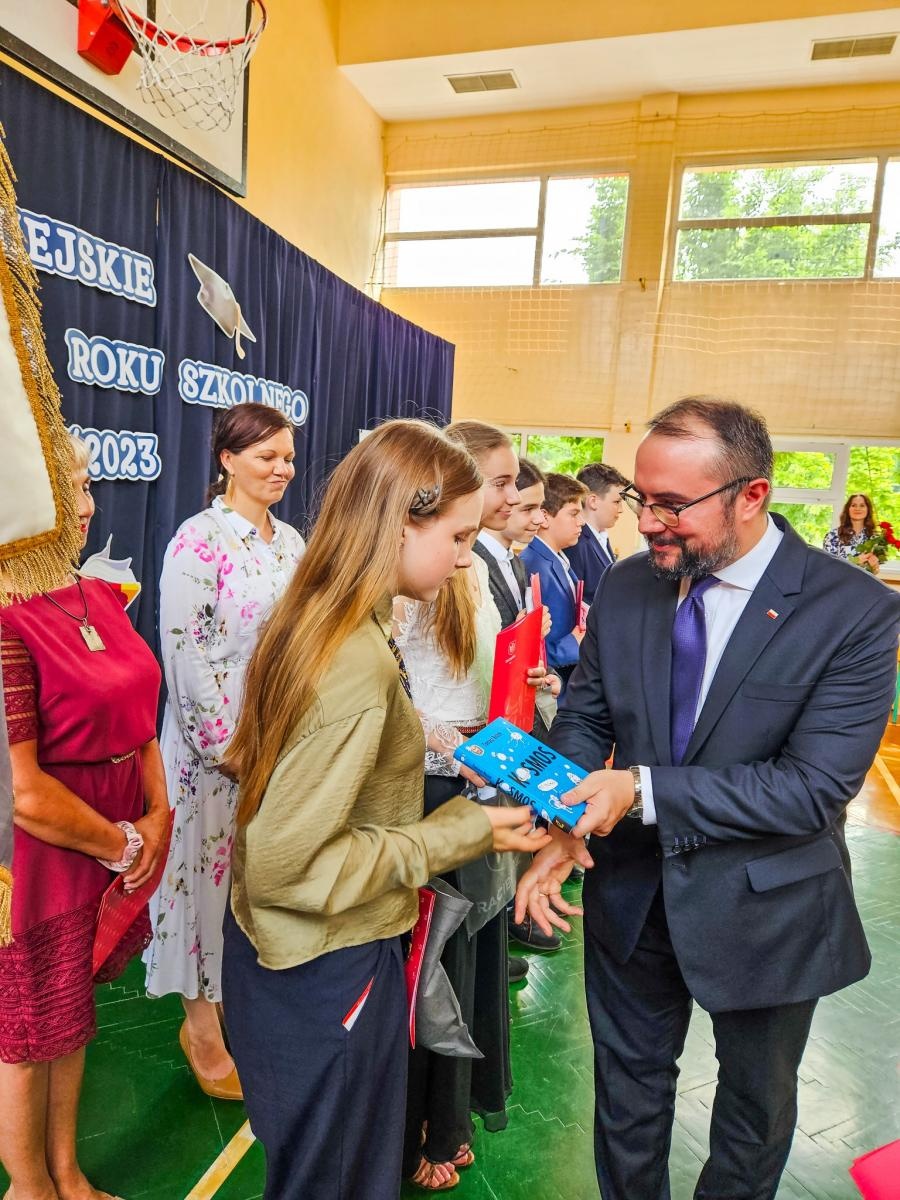 Zdjęcie w galerii na portalu naszraciborz.pl: Gorzko-słodkie miejskie zakończenie roku w SP 15 z rządowo-poselską obsadą [FOTO i WIDEO] wiadomości z regionu