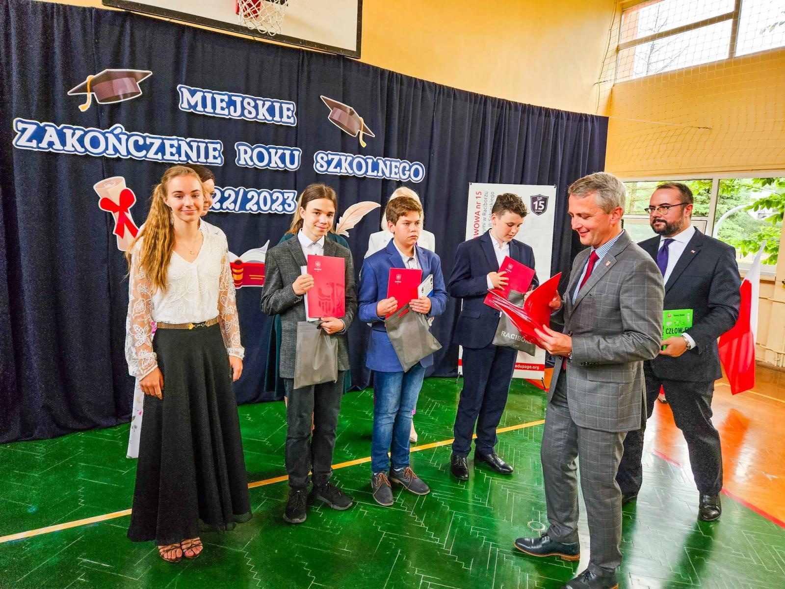 Zdjęcie w galerii na portalu naszraciborz.pl: Gorzko-słodkie miejskie zakończenie roku w SP 15 z rządowo-poselską obsadą [FOTO i WIDEO] wiadomości z regionu