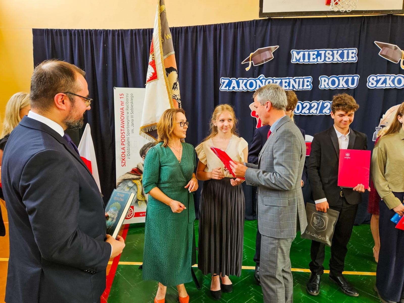 Zdjęcie w galerii na portalu naszraciborz.pl: Gorzko-słodkie miejskie zakończenie roku w SP 15 z rządowo-poselską obsadą [FOTO i WIDEO] wiadomości z regionu