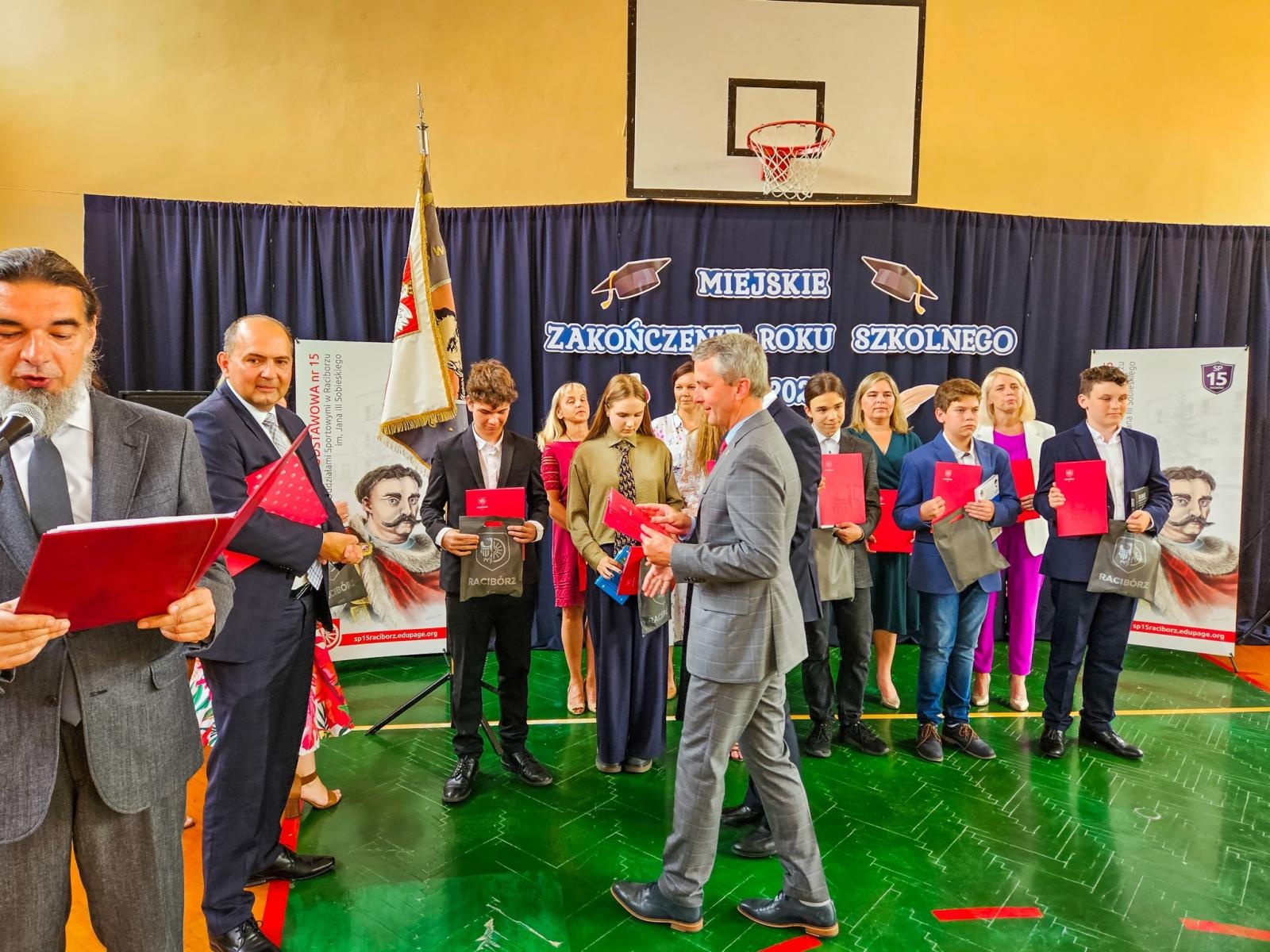 Zdjęcie w galerii na portalu naszraciborz.pl: Gorzko-słodkie miejskie zakończenie roku w SP 15 z rządowo-poselską obsadą [FOTO i WIDEO] wiadomości z regionu
