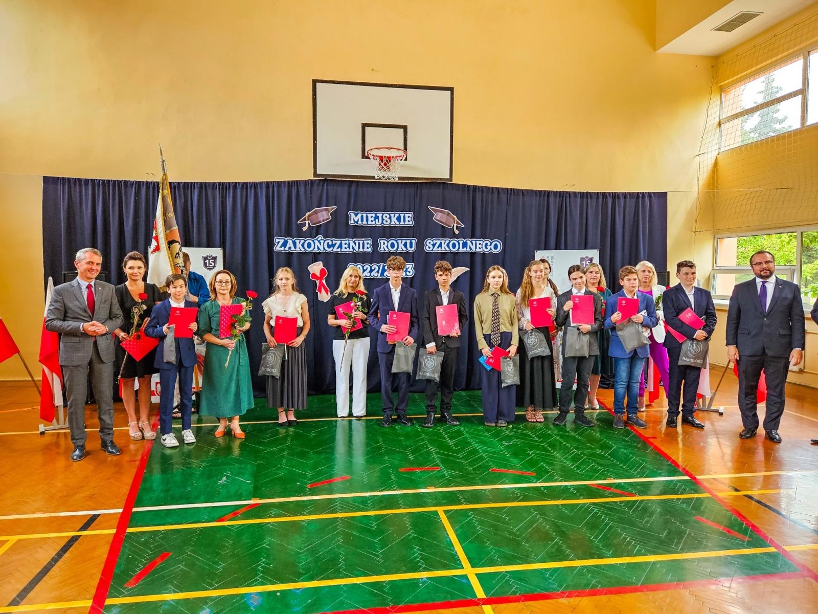 Zdjęcie w galerii na portalu naszraciborz.pl: Gorzko-słodkie miejskie zakończenie roku w SP 15 z rządowo-poselską obsadą [FOTO i WIDEO] wiadomości z regionu