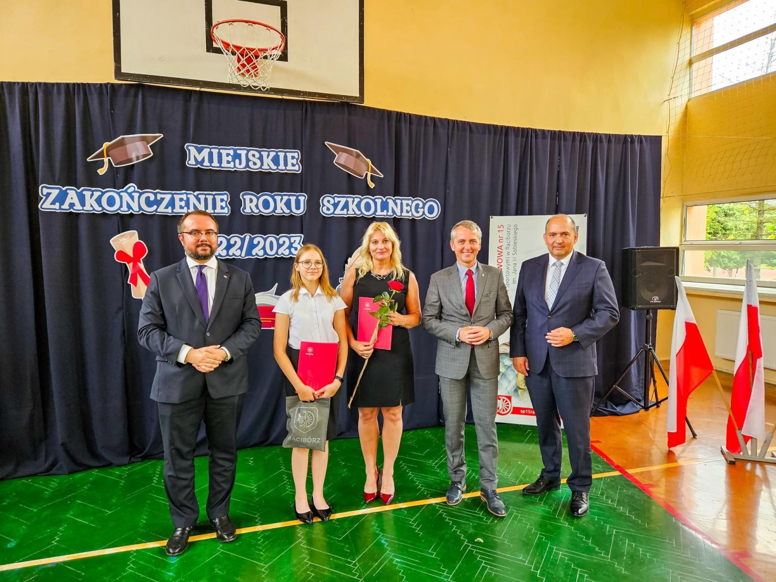 Zdjęcie w galerii na portalu naszraciborz.pl: Gorzko-słodkie miejskie zakończenie roku w SP 15 z rządowo-poselską obsadą [FOTO i WIDEO] wiadomości z regionu